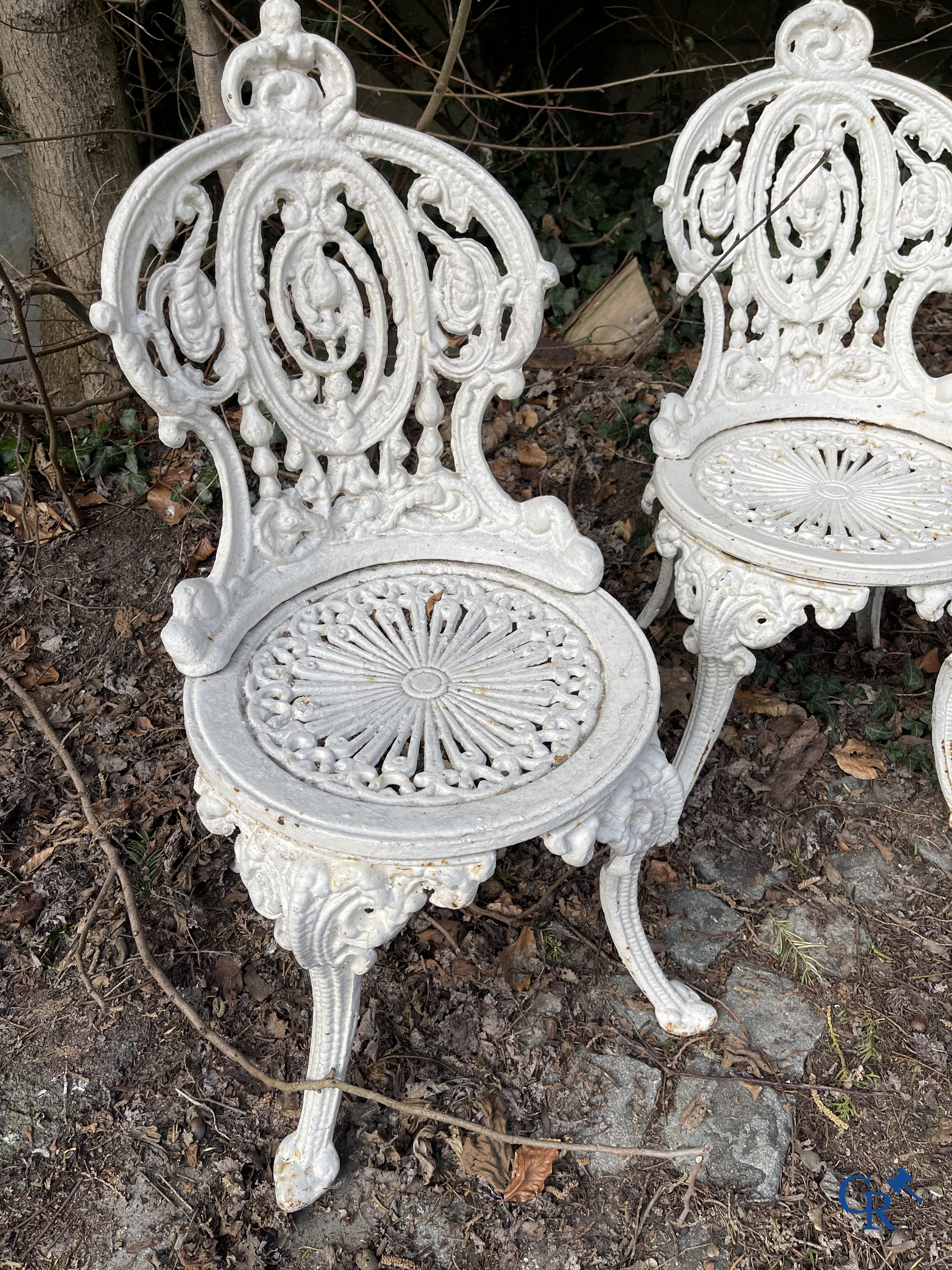 Een reeks van 6 tuinstoelen en 3 geuridons in gietijzer, een metalen tuinbankje bijgevoegd.