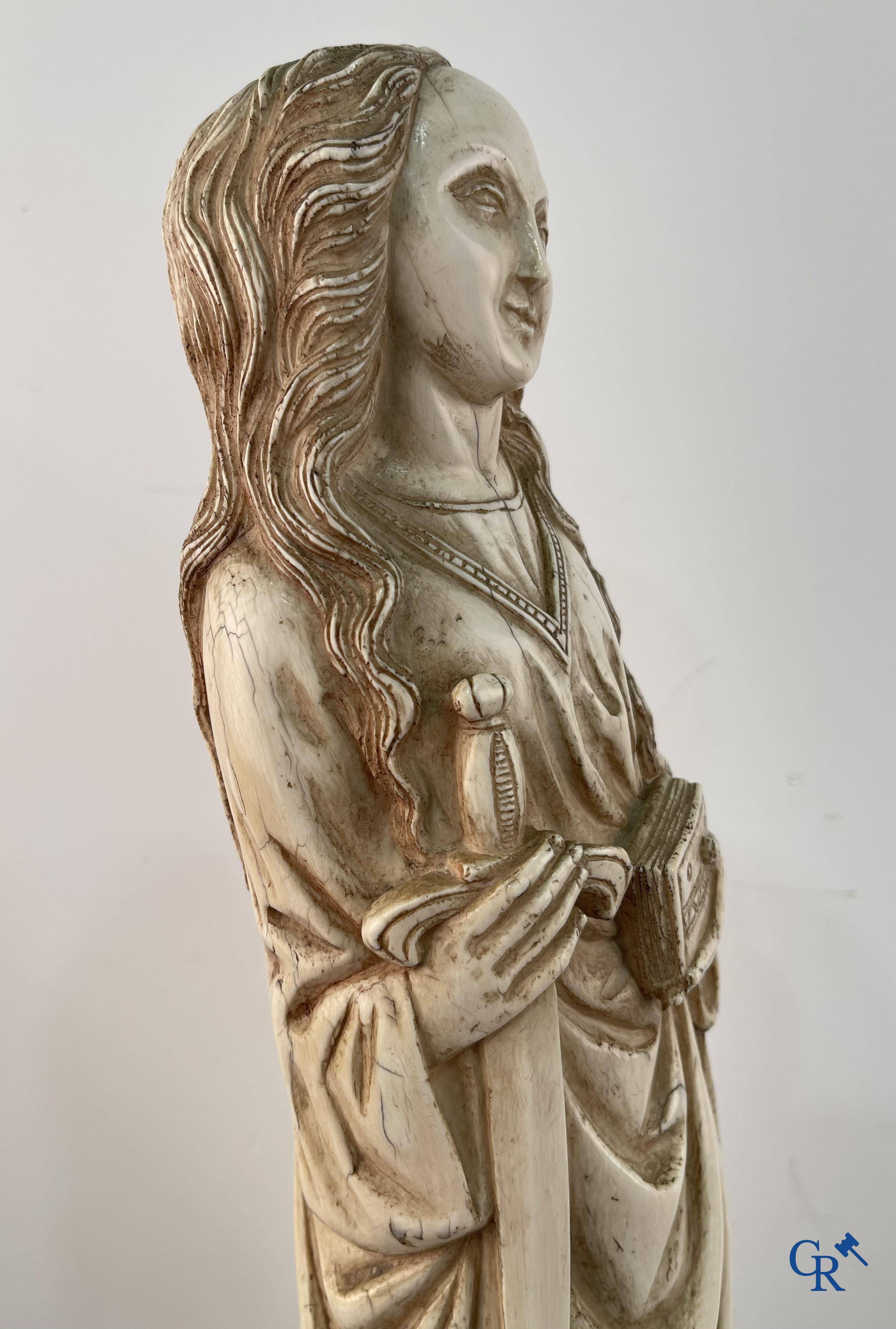 Représentation en ivoire de Sainte Catherine avec l'empereur Maxence sur un piédestal néo-gothique en bois. 