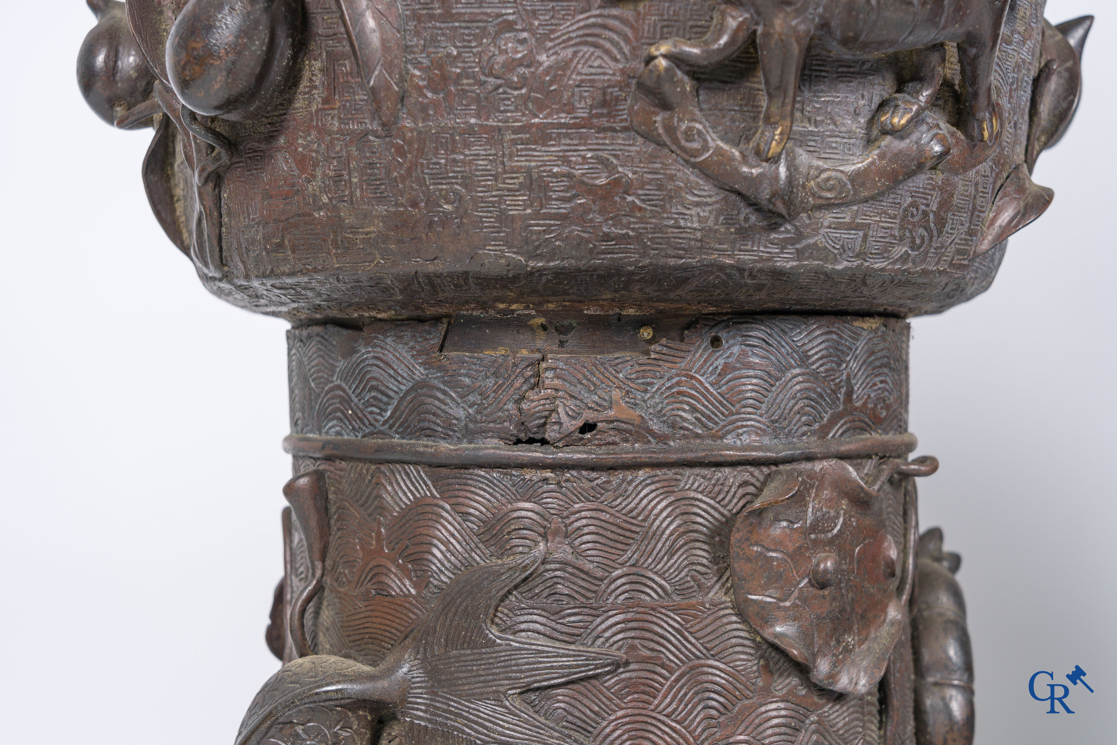 Aziatica, een imposante bronzen Chinese vaas op een sokkel in Chinees hardhout.