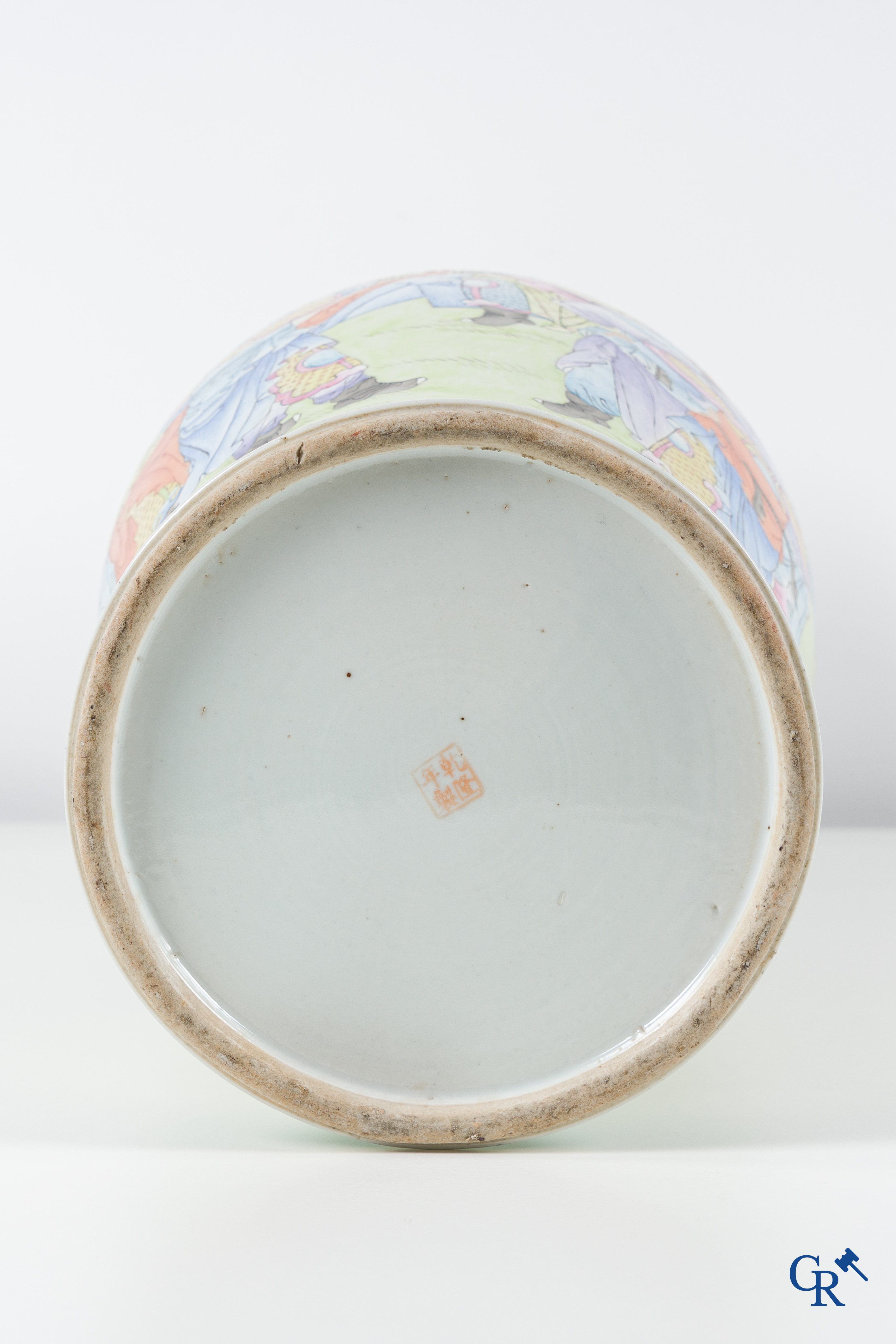 Aziatica, een fijnbewerkte Chinese famille rose vaas met krijgers. Gemerkt.