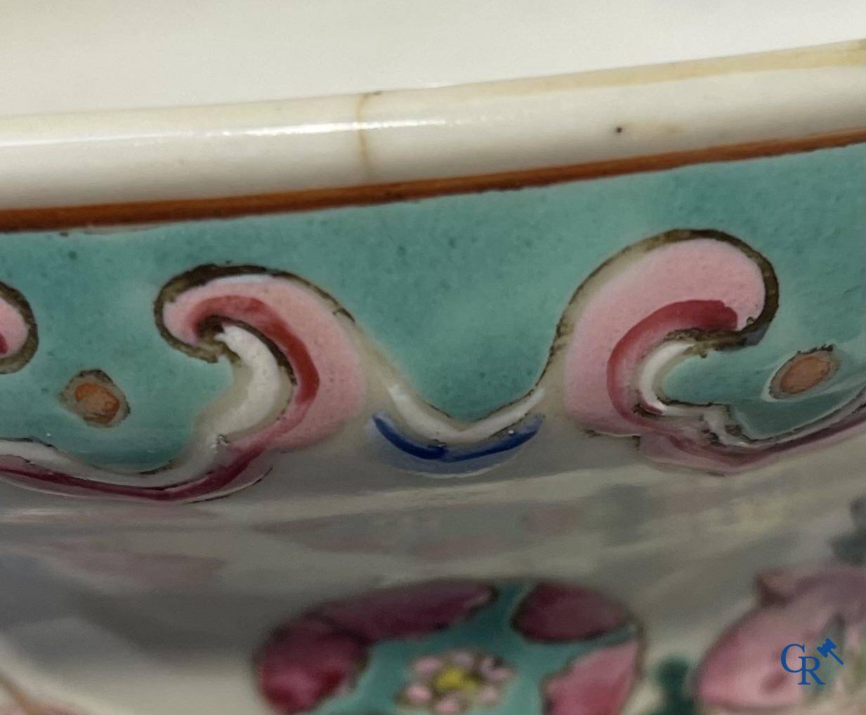 Art Asiatique, porcelaine chinoise. Une paire de vases chinois avec un décor d'antiquités. 19ème siècle.