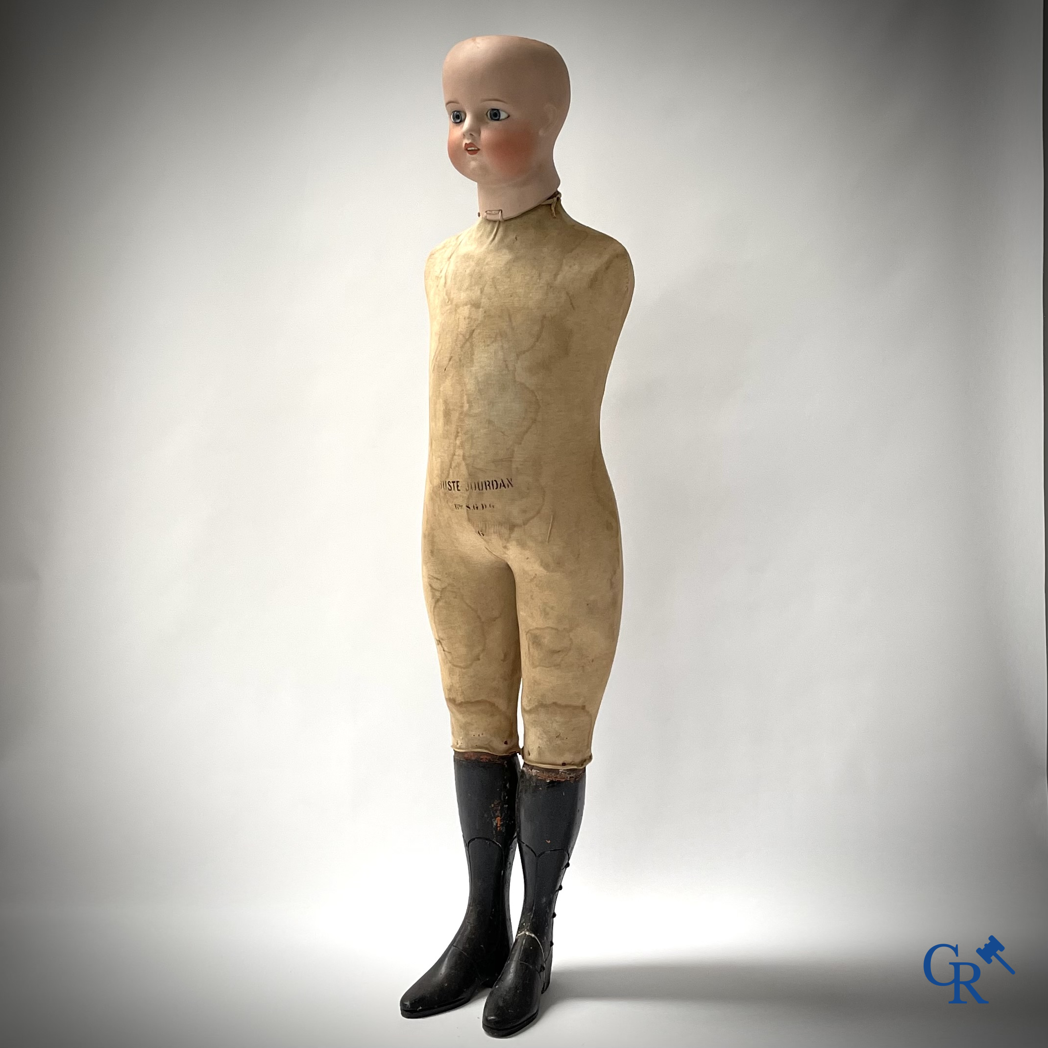 François Gauthier en Buste Jourdan, een mannequinpop in de stijl van Stockman met porseleinen hoofd. Circa 1900.