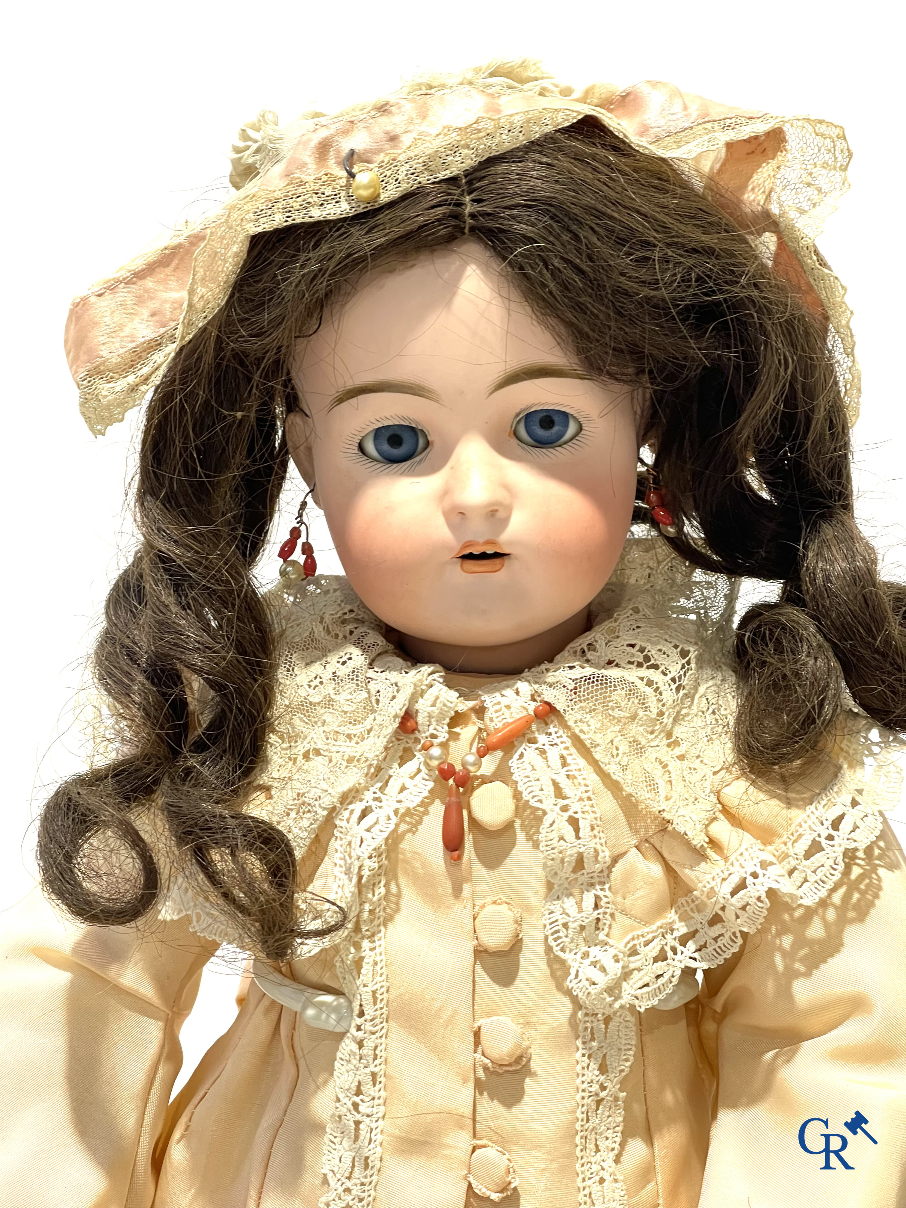 Old toys, a lot of 4 antique dolls with porcelain head, doll attributes, clothes and others.