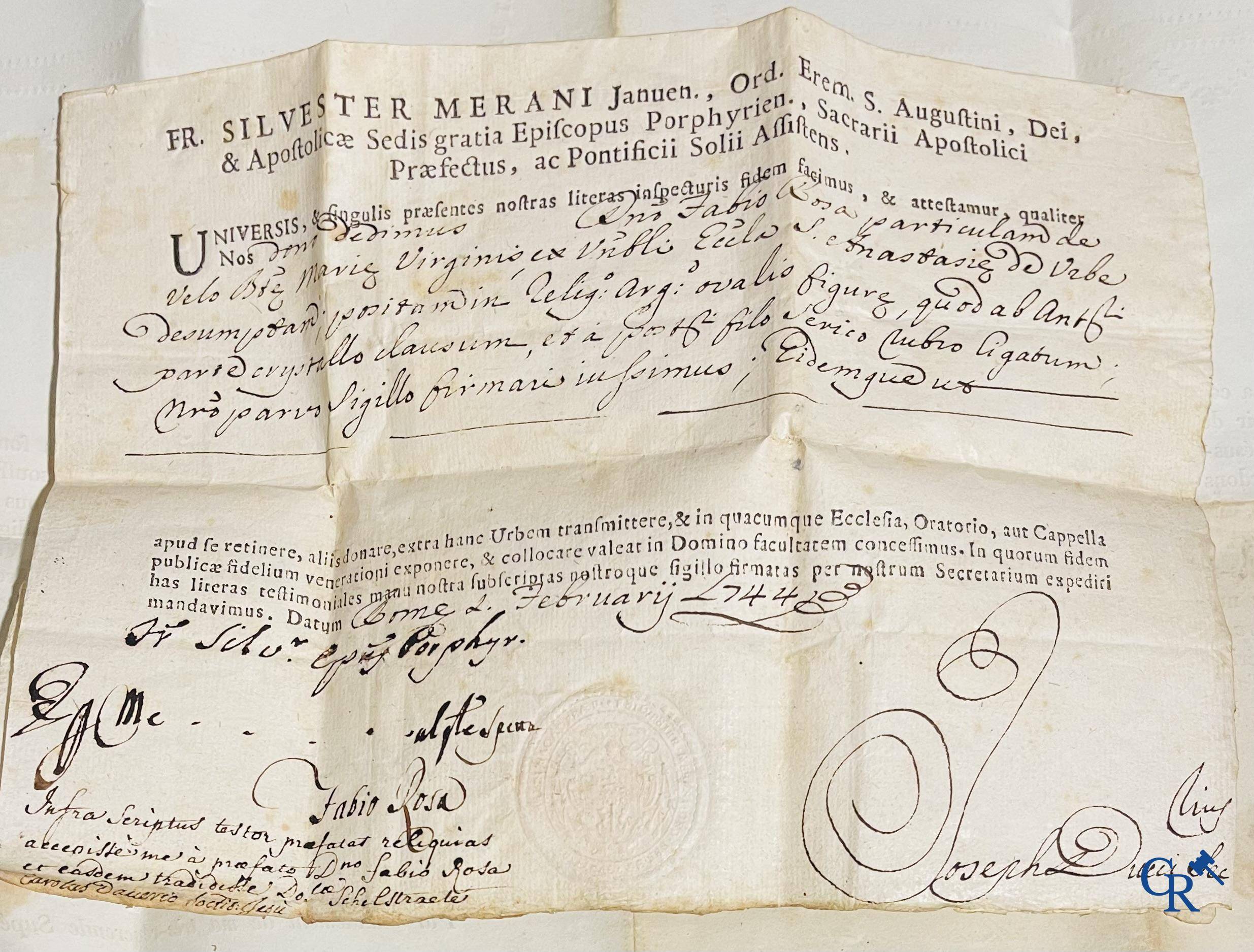 Objets religieux, un lot de 4 thecas scellés qui contiennent ensemble 23 reliques et plusieurs cedulas.