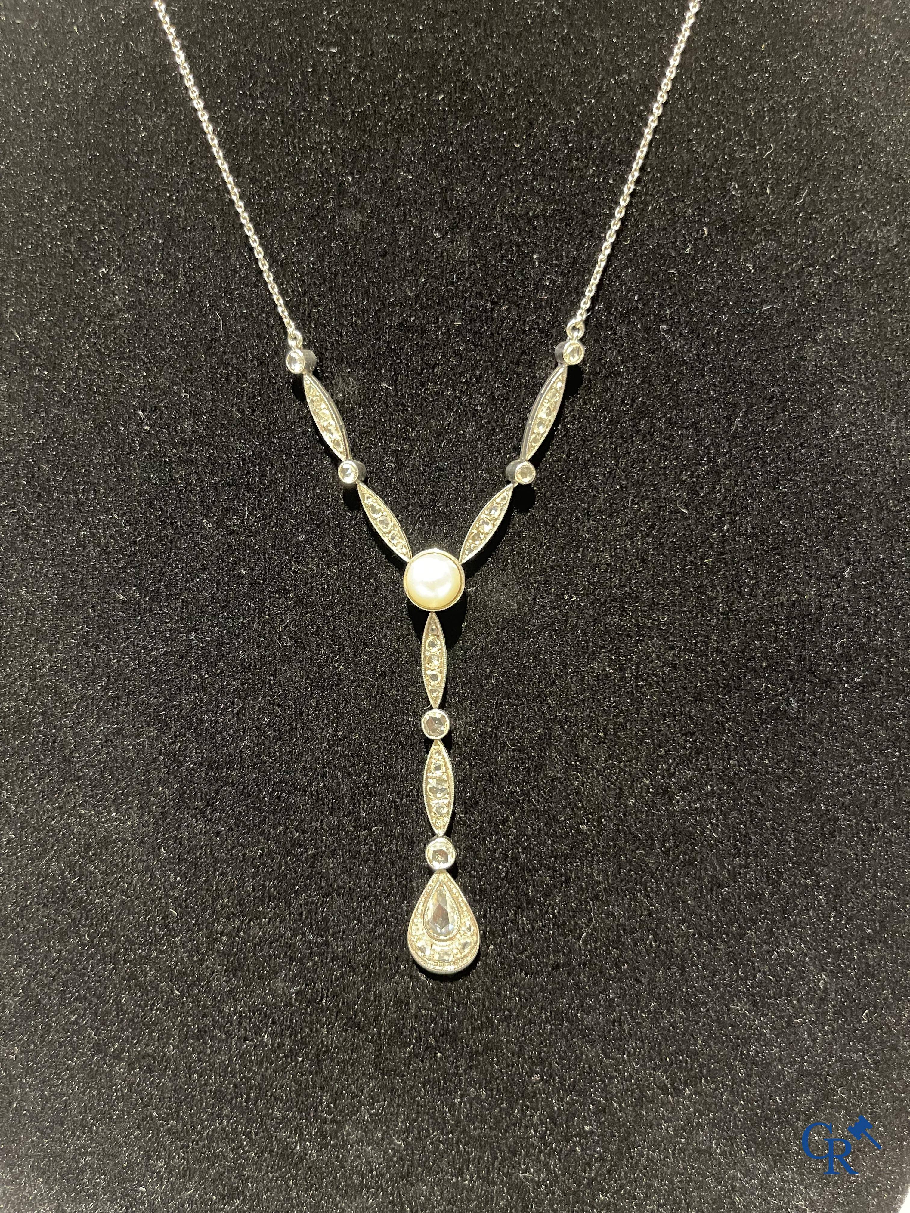 Jewellery, a necklace in white gold 750°/00 set with diamonds and a pearl. Around 1920.