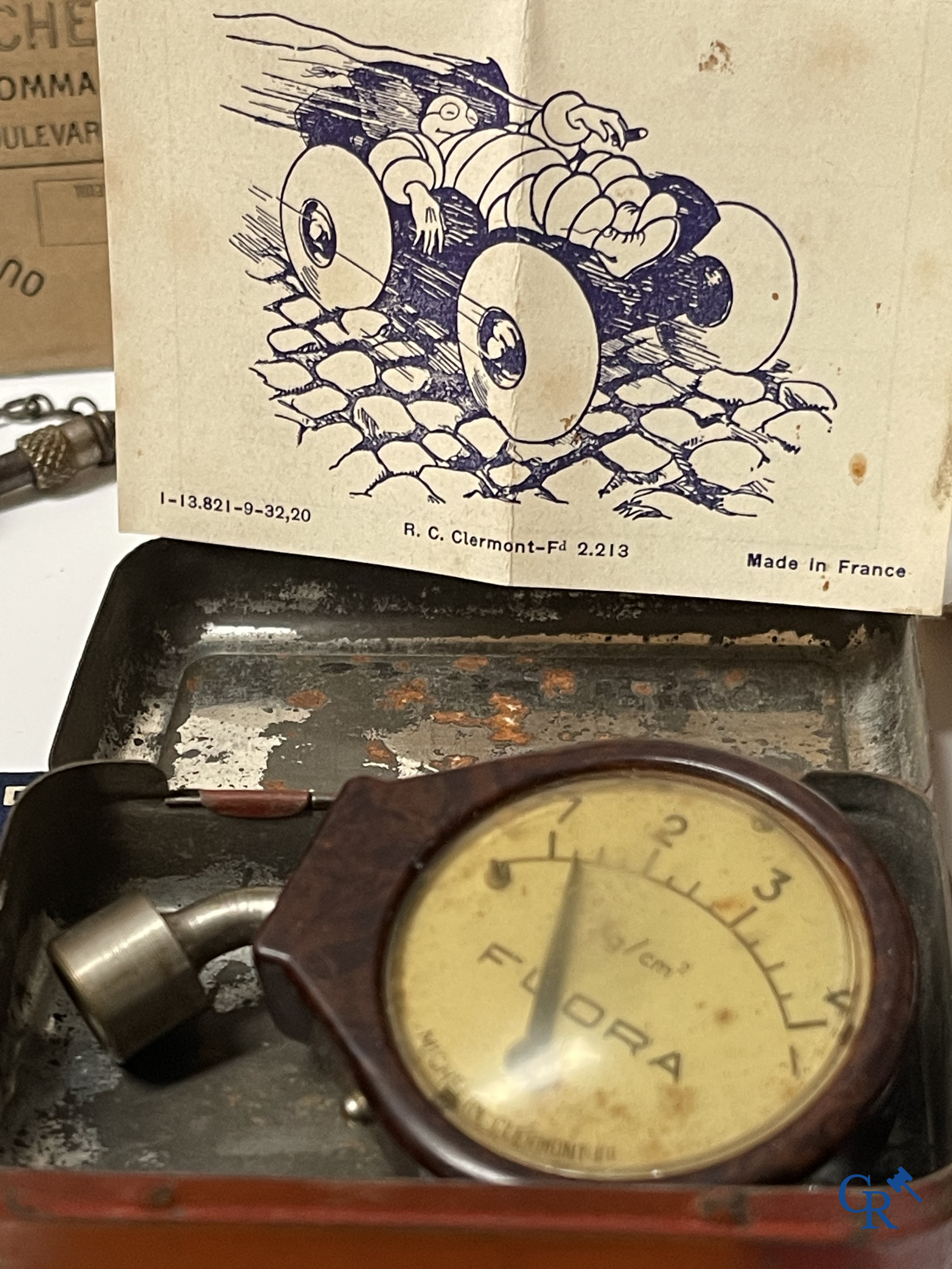 Michelin, an interesting lot with Michelin objects, mainly from the 1920's and 1930's.