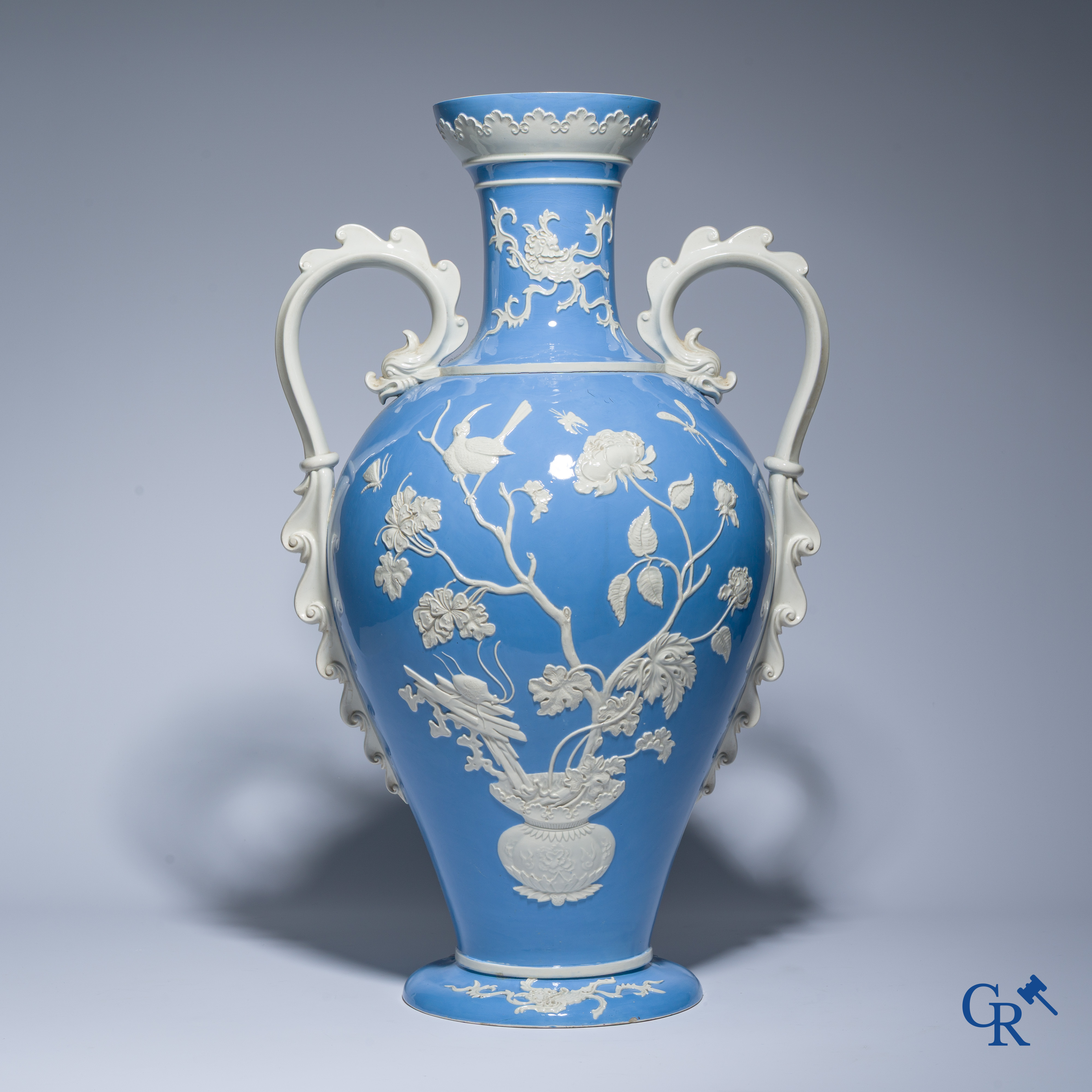 Exceptional and imposing vase in faience with an Asian decor. In the style of Wedgwood or Mintons. 19th century.