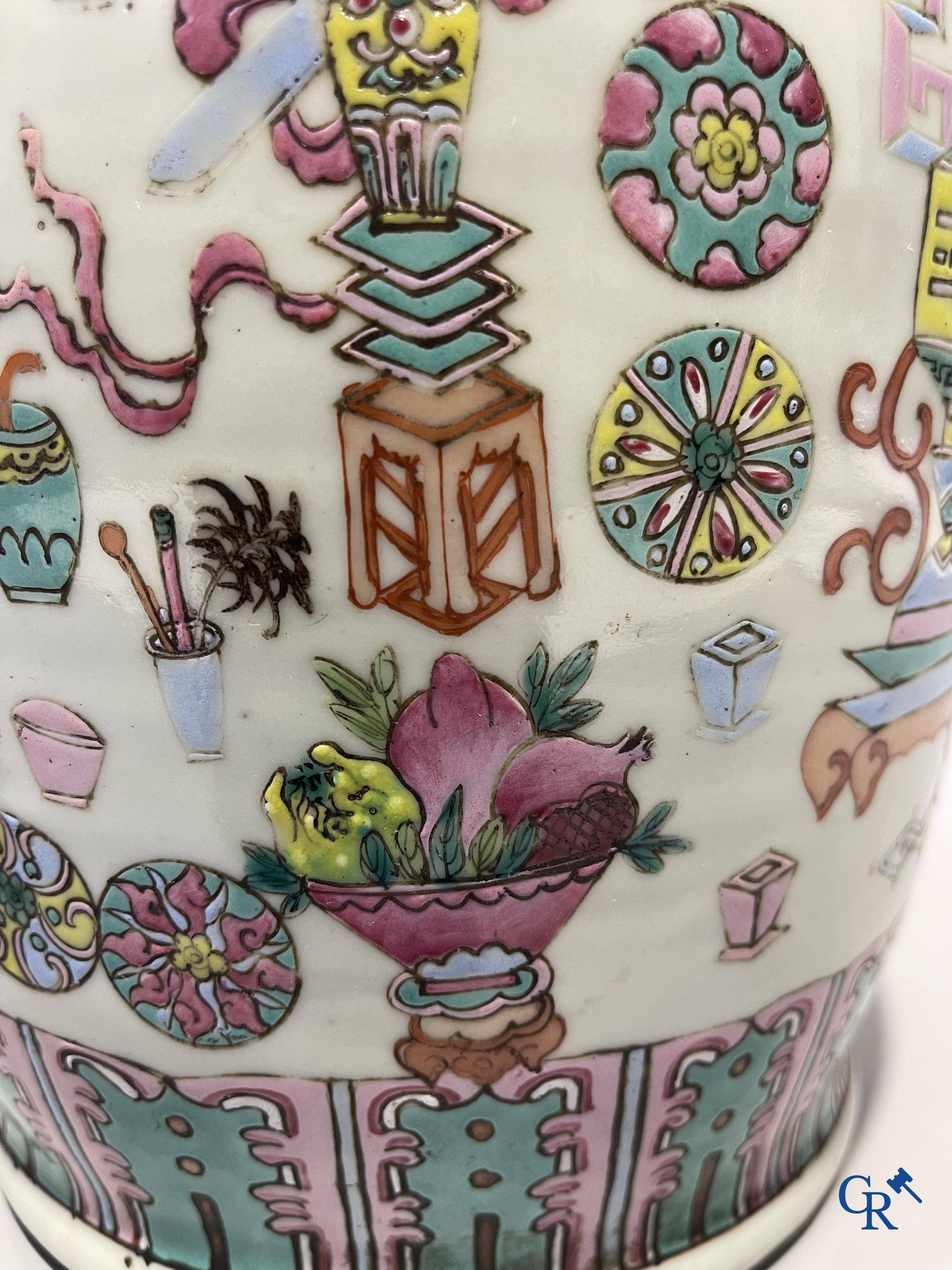 Art Asiatique, porcelaine chinoise. Une paire de vases chinois avec un décor d'antiquités. 19ème siècle.