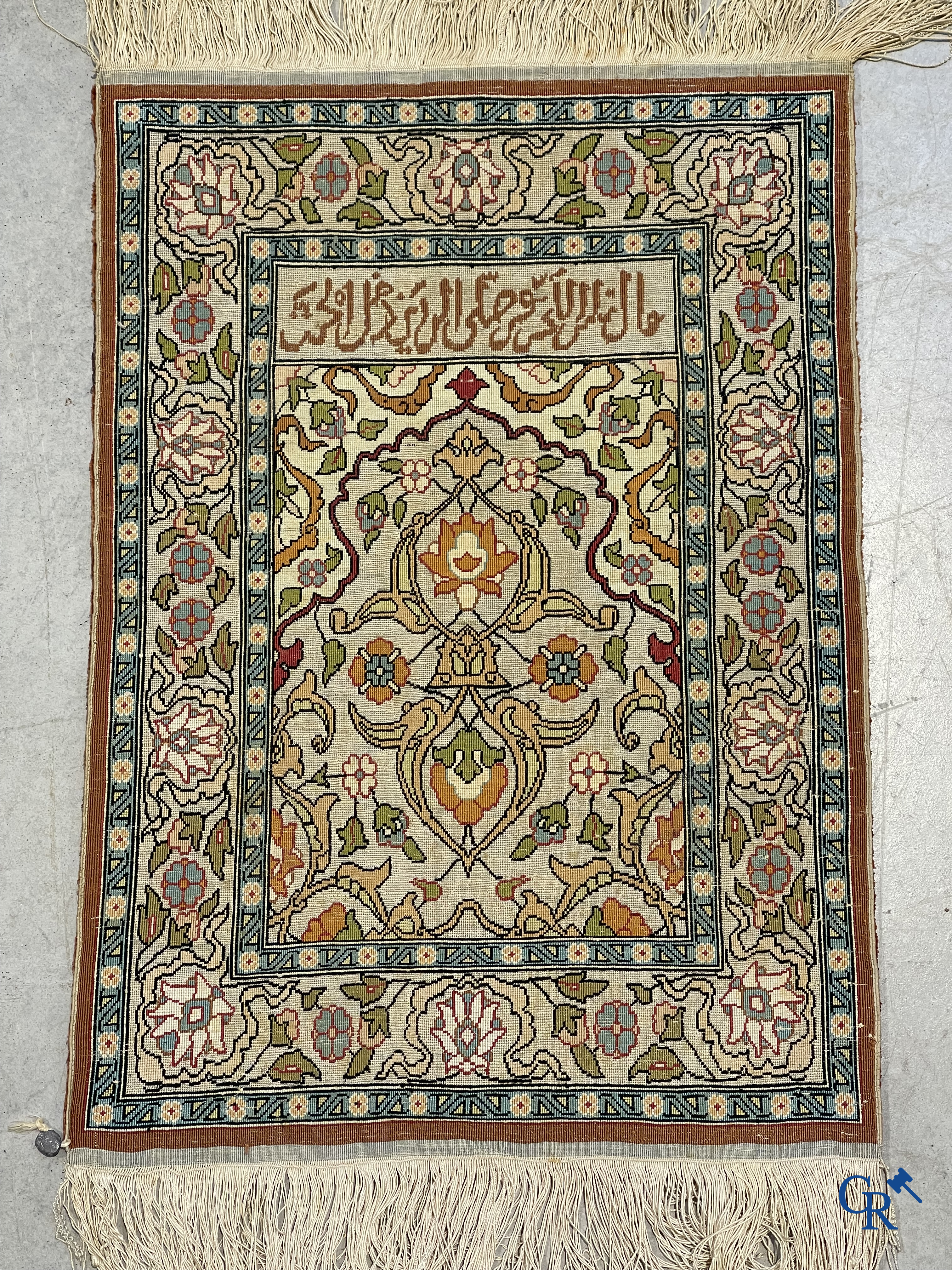 Oosterse tapijten. 2 kleine zijden tapijtjes bewerkt met gouddraad.