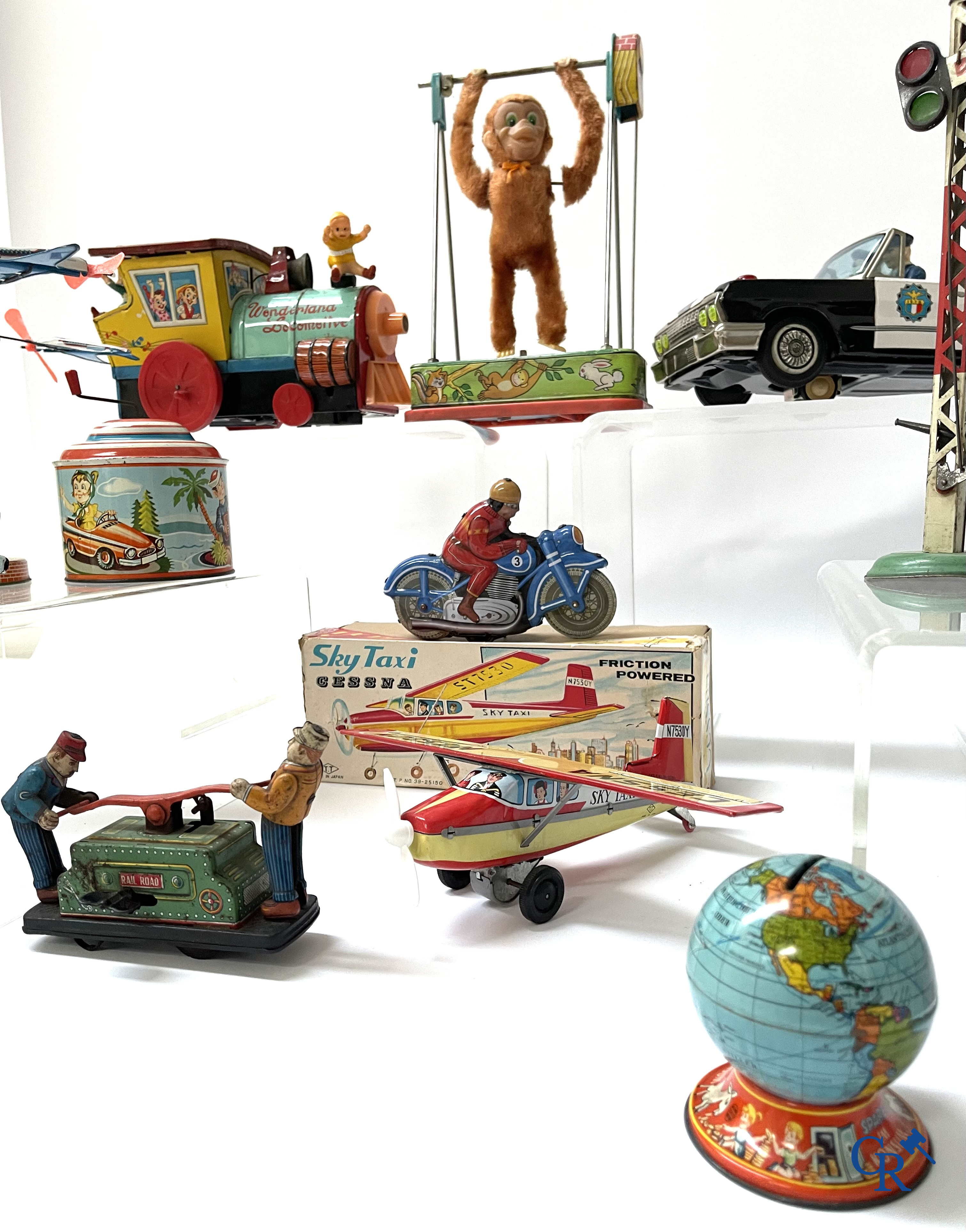 Oud speelgoed, een groot lot mechanisch blikken speelgoed, hoofdzakelijk Western Germany en Japanse makelij.