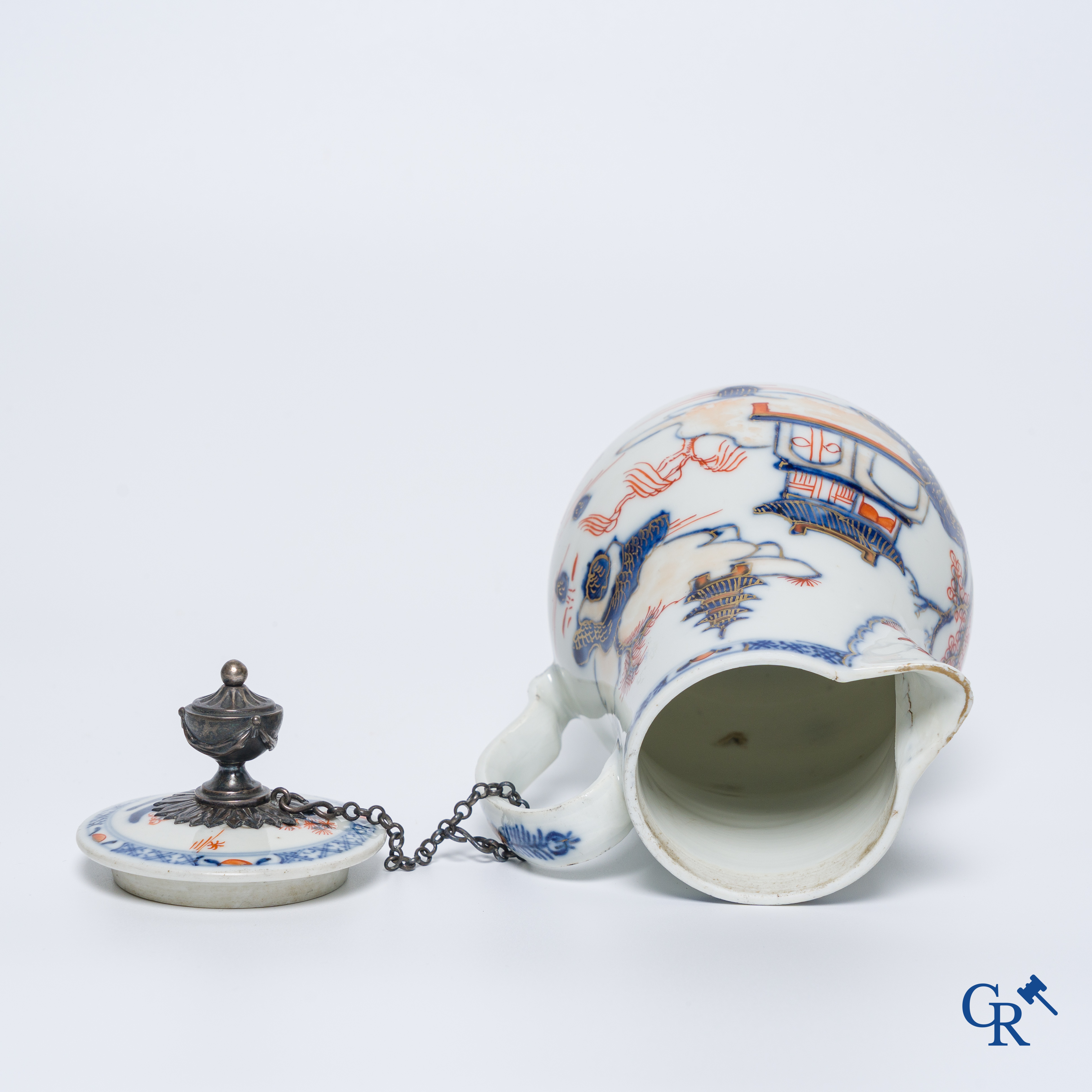 Aziatica: Een Chinese zilver gemonteerde imari-stijl dekselkan. Qianlong-periode.