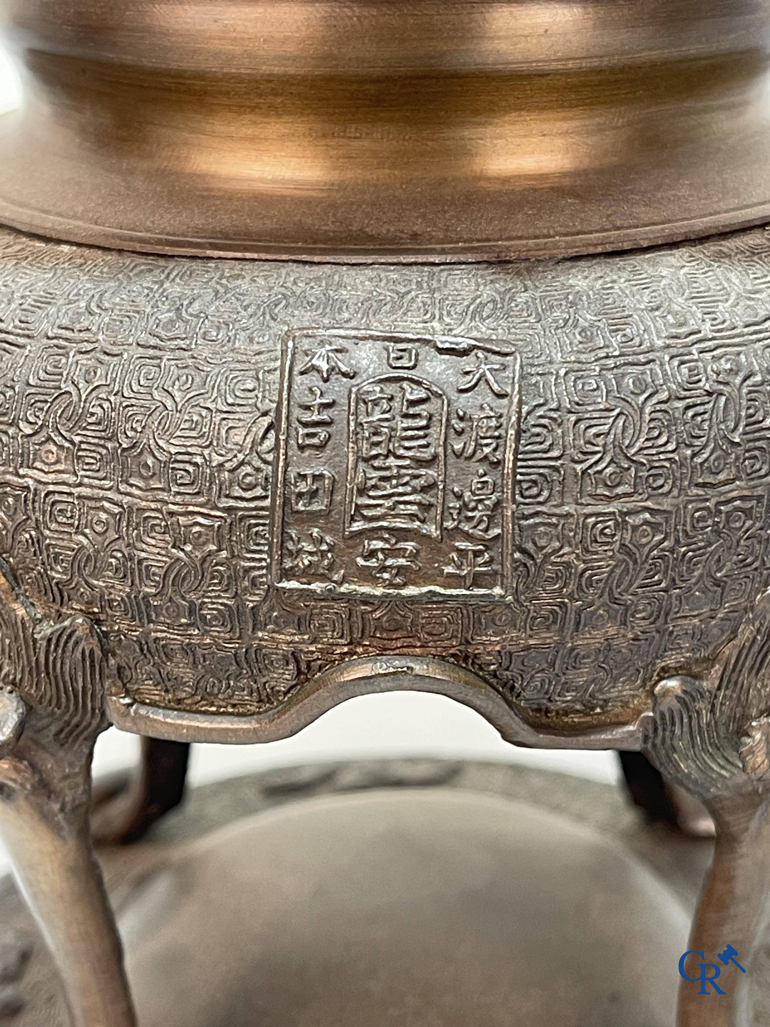 Aziatica, Een Japanse fijnbewerkte koro met vogels en draken en een paar bronzen vazen. Gesigneerd.