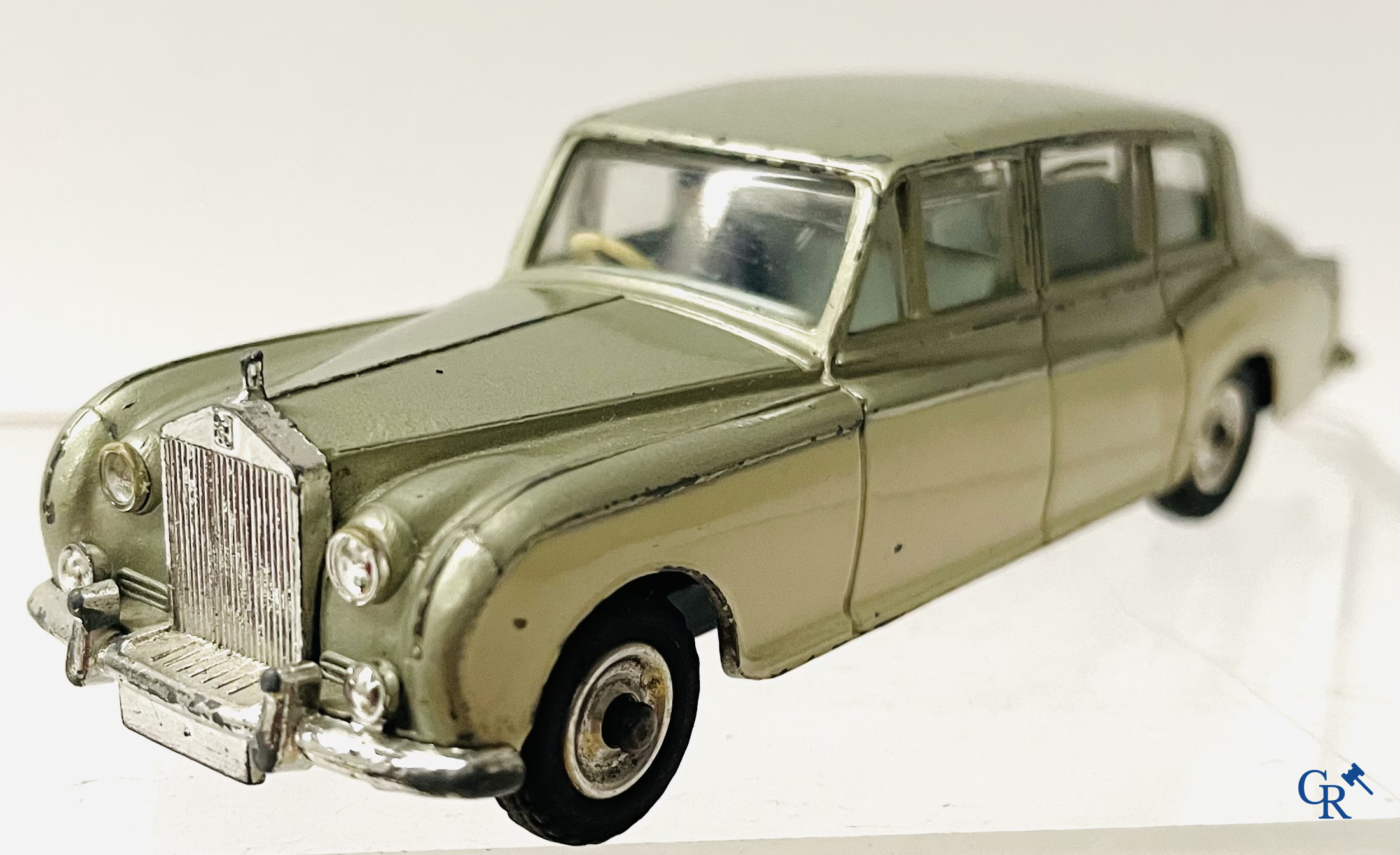 Old toys, a lot with Dinky Toys and Corgi Toys.