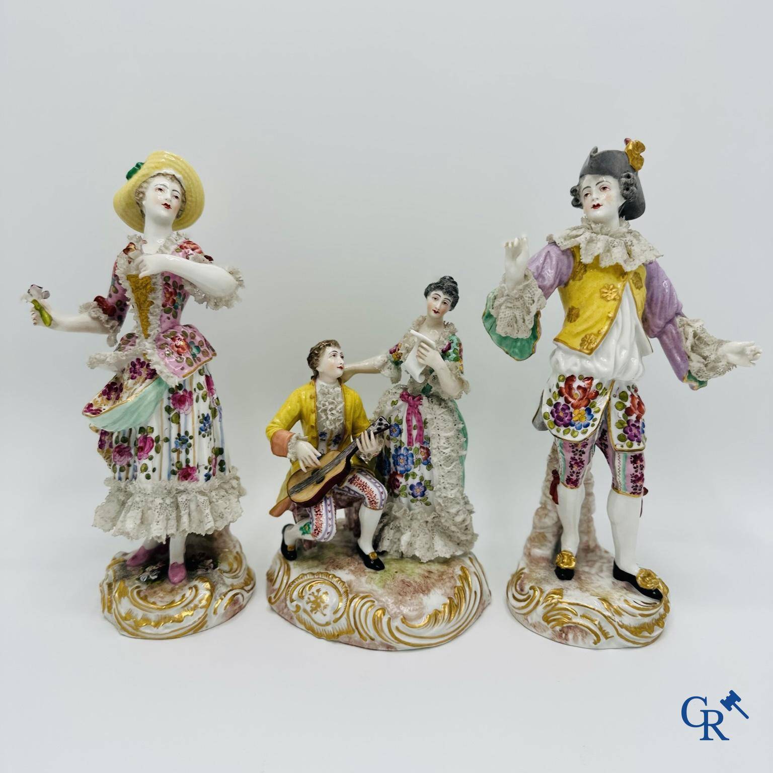 Porcelaine: 3 groupes en porcelaine polychrome dans le gout de Meissen. 19 ème.
