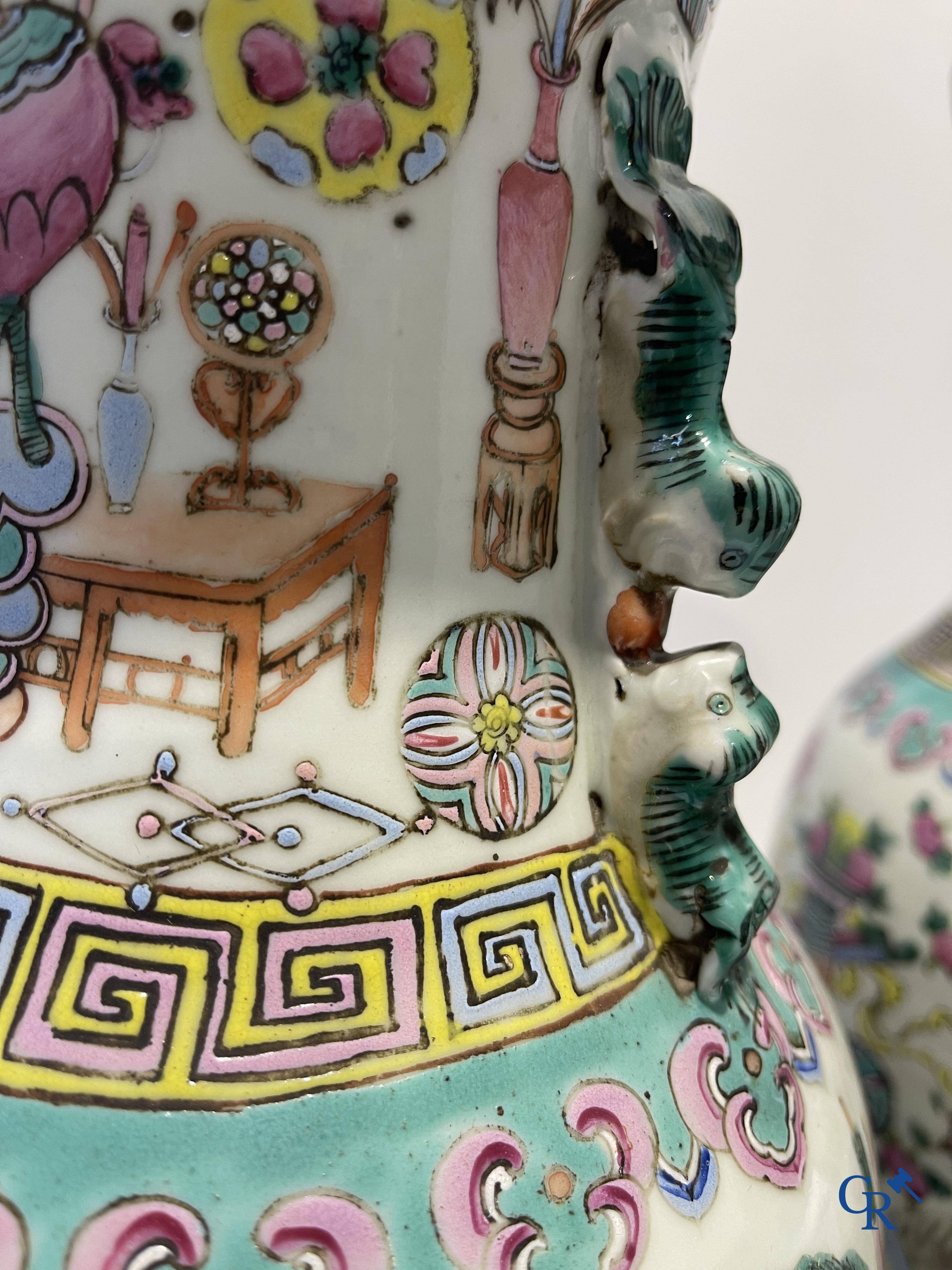 Art Asiatique, porcelaine chinoise. Une paire de vases chinois avec un décor d'antiquités. 19ème siècle.