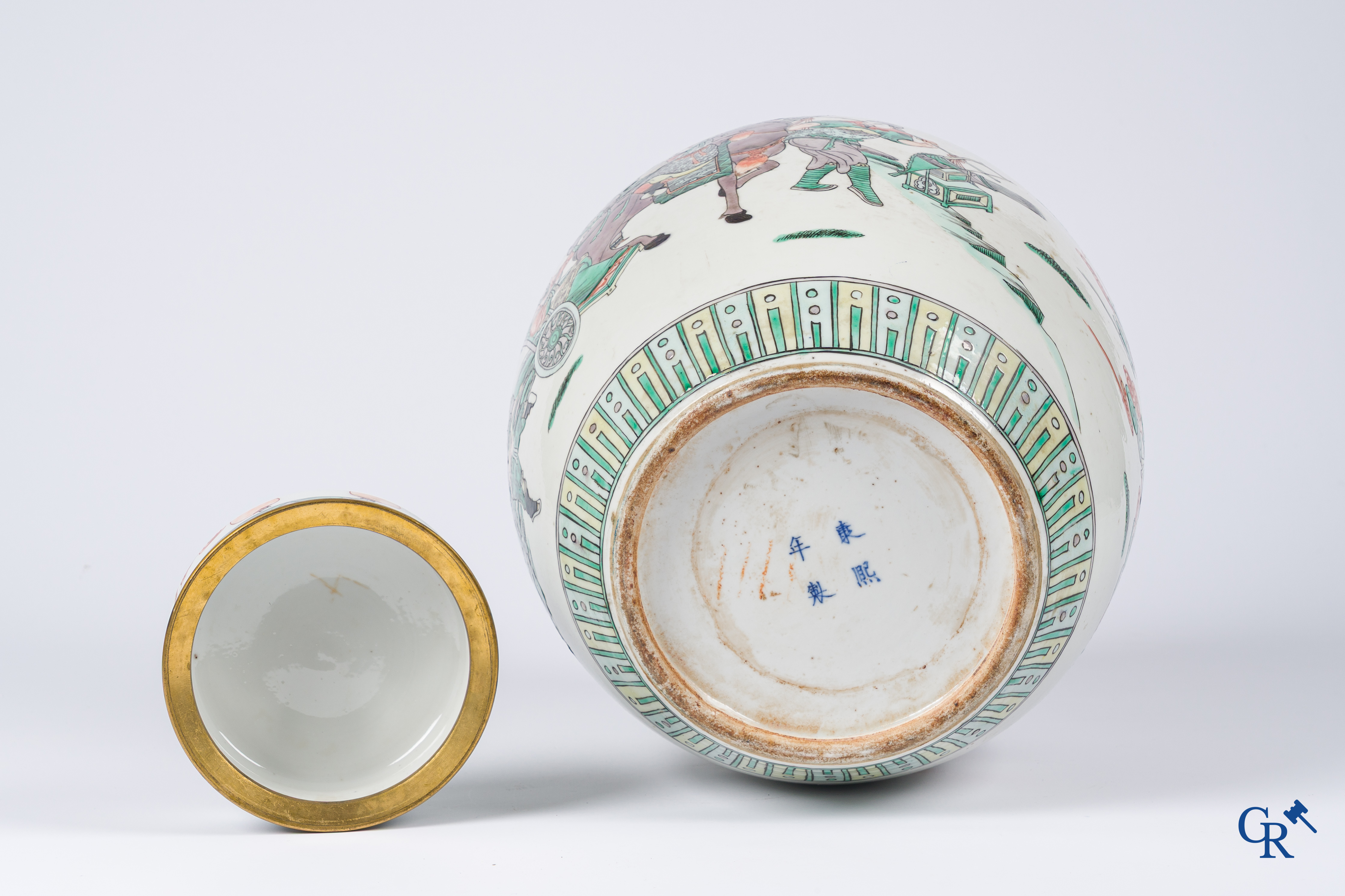 Asian Art, Chinese porcelain. A large Chinese potiche in polychrome Famille Verte porcelain. Kangxi 4 character mark.