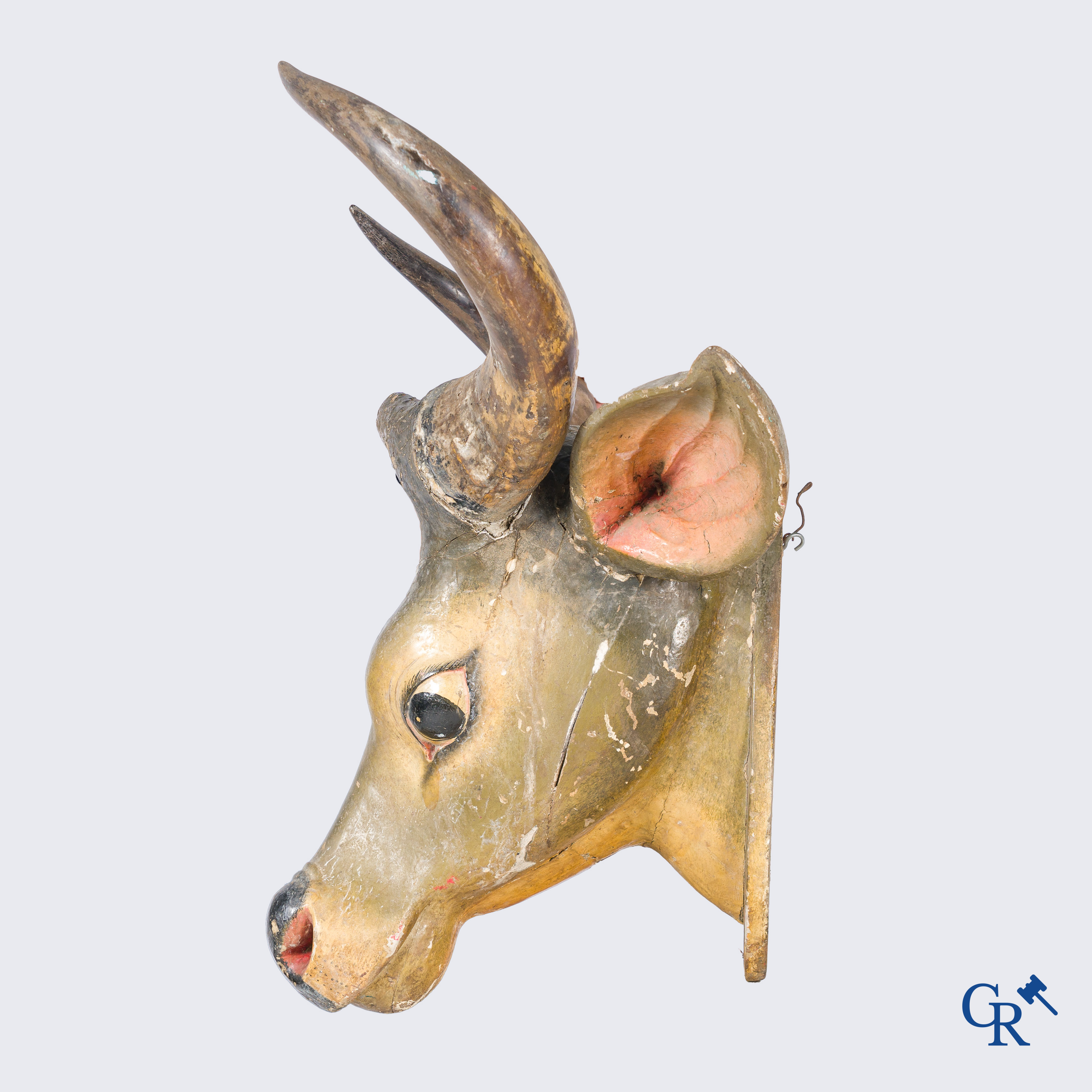 Kermis objecten, een grote buffelkop in gepolychromeerd hout. Circa 1930.