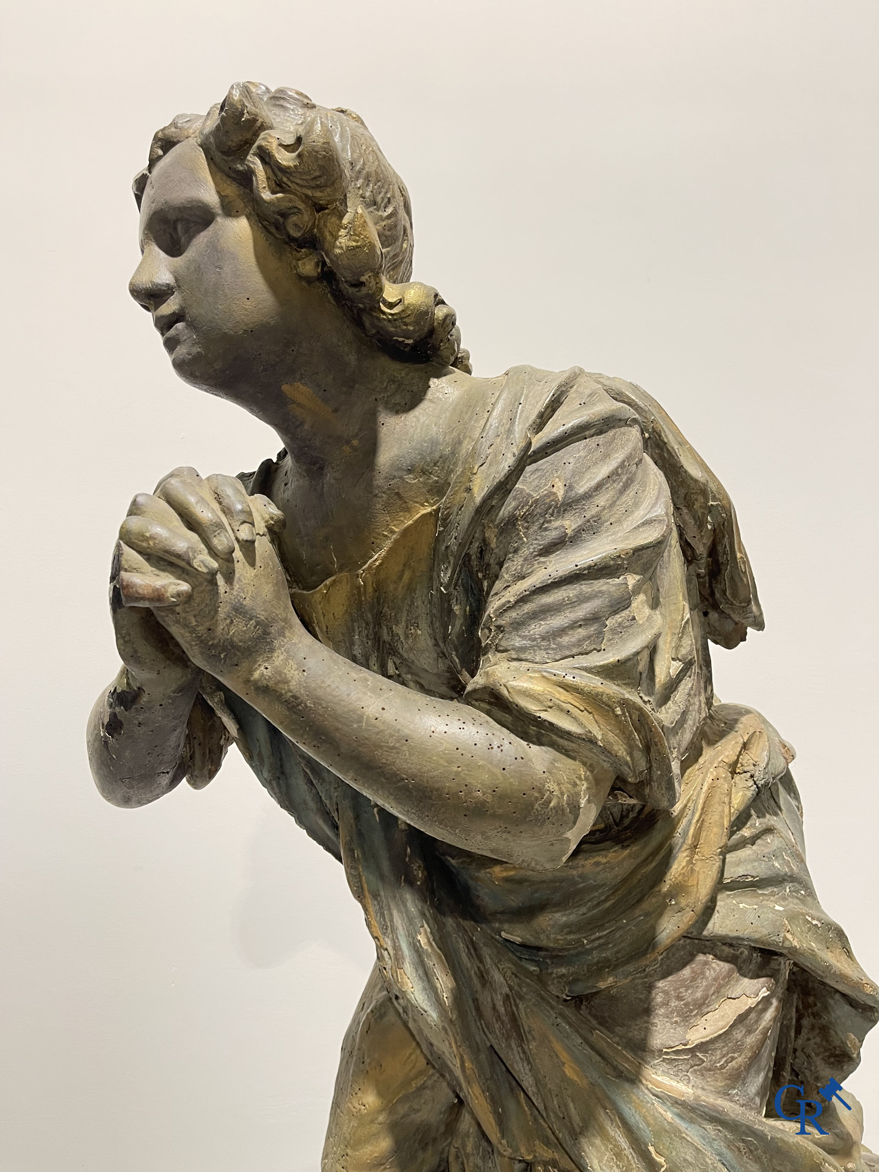 Objets religieux, un imposant ange agenouillé en bois. XVIIIe siècle.