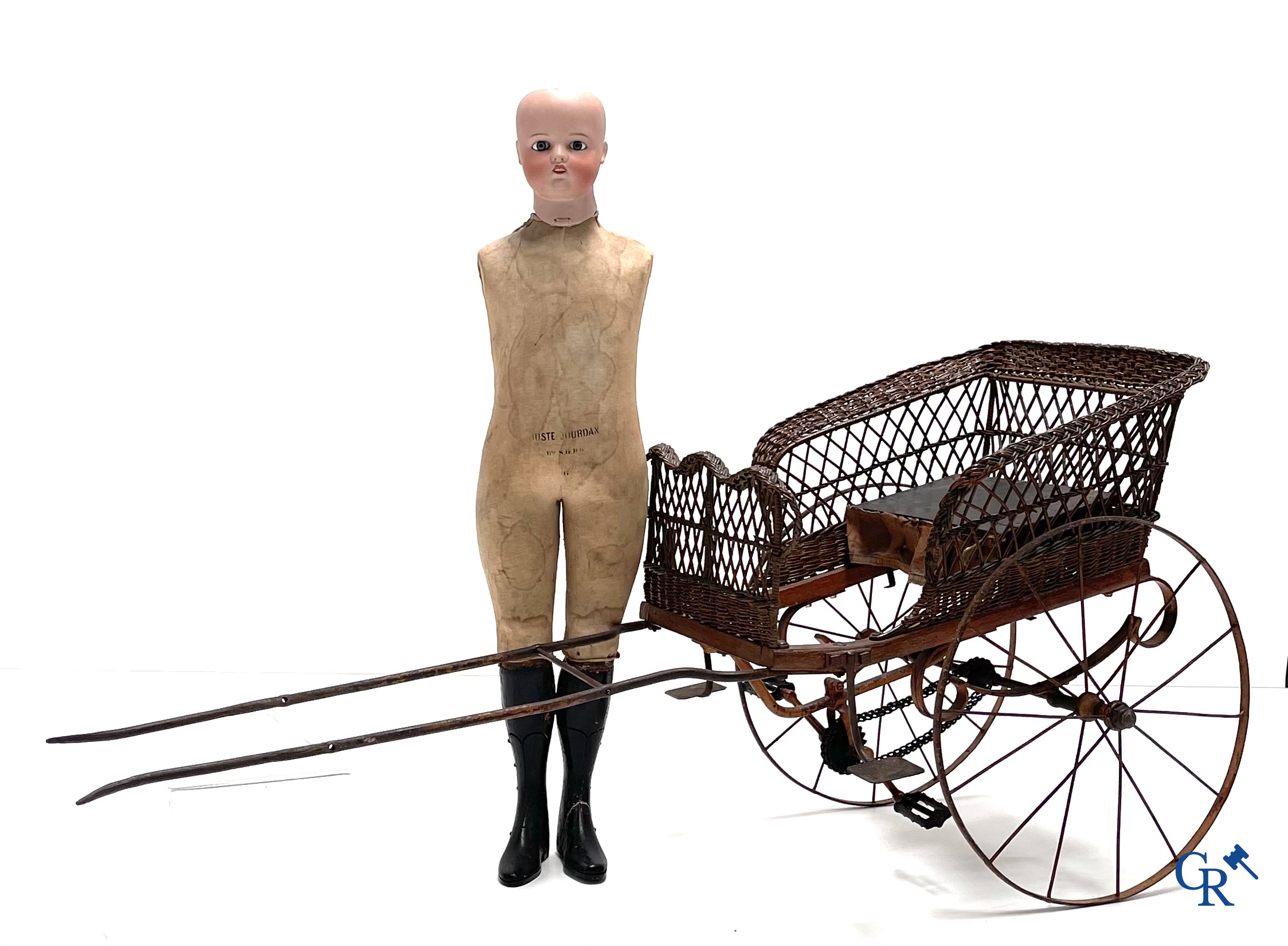 Zeldzame mechanische kinderkar in gevlochten riet en beschilderd metaal ontworpen door Peugeot. Circa 1900.