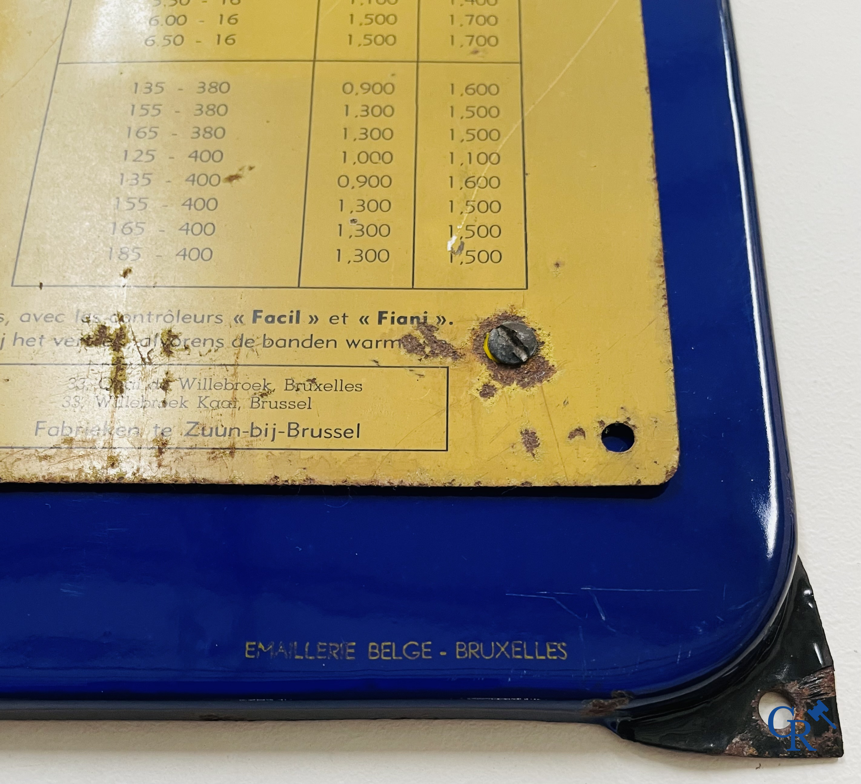 Michelin, een paar emaille borden met bandendruk paneel in blik voor auto en vrachtwagen. Emaillerie Belge 1954.