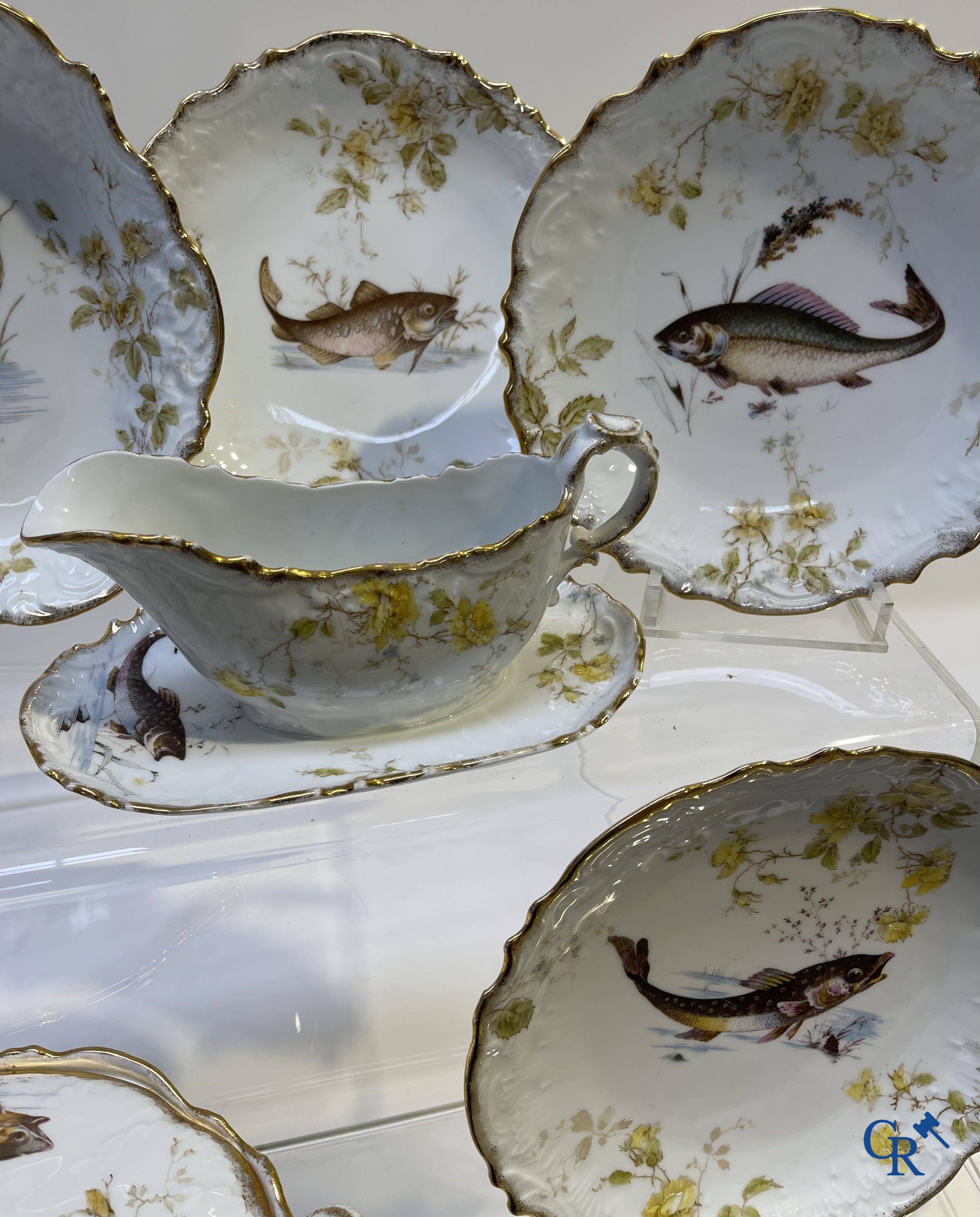 Extraordinaire service de table en porcelaine de Bruxelles à décor de poissons d'eau douce.