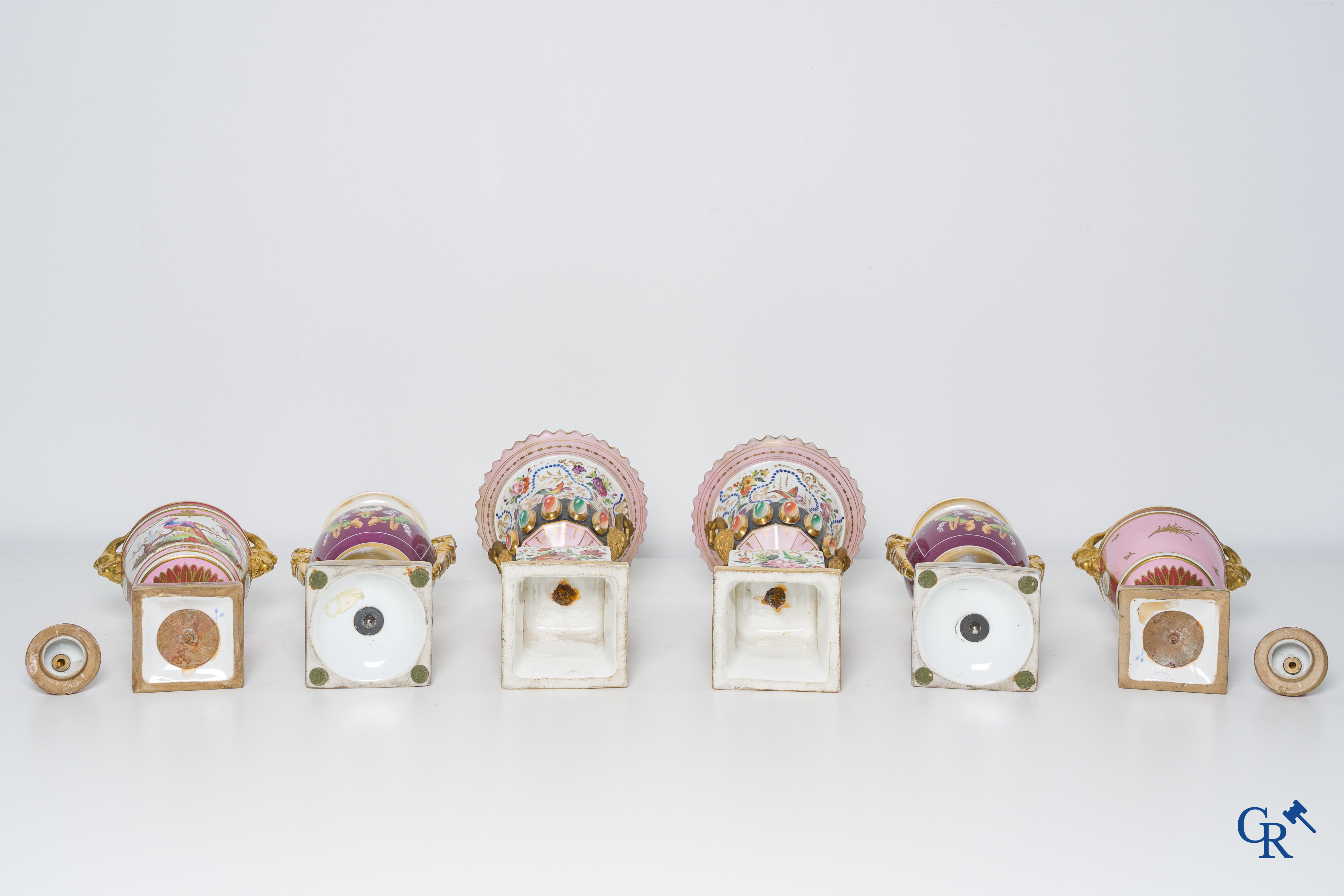 Europees porselein, een kavel van 3 paar empire vazen.