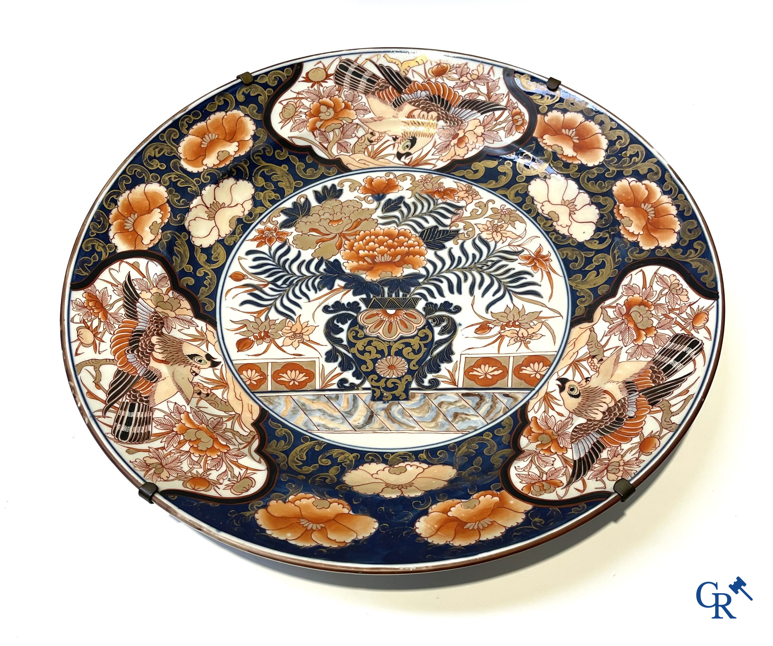 Asian Art, an imposing Japanese porcelain Imari dish. 19th century.