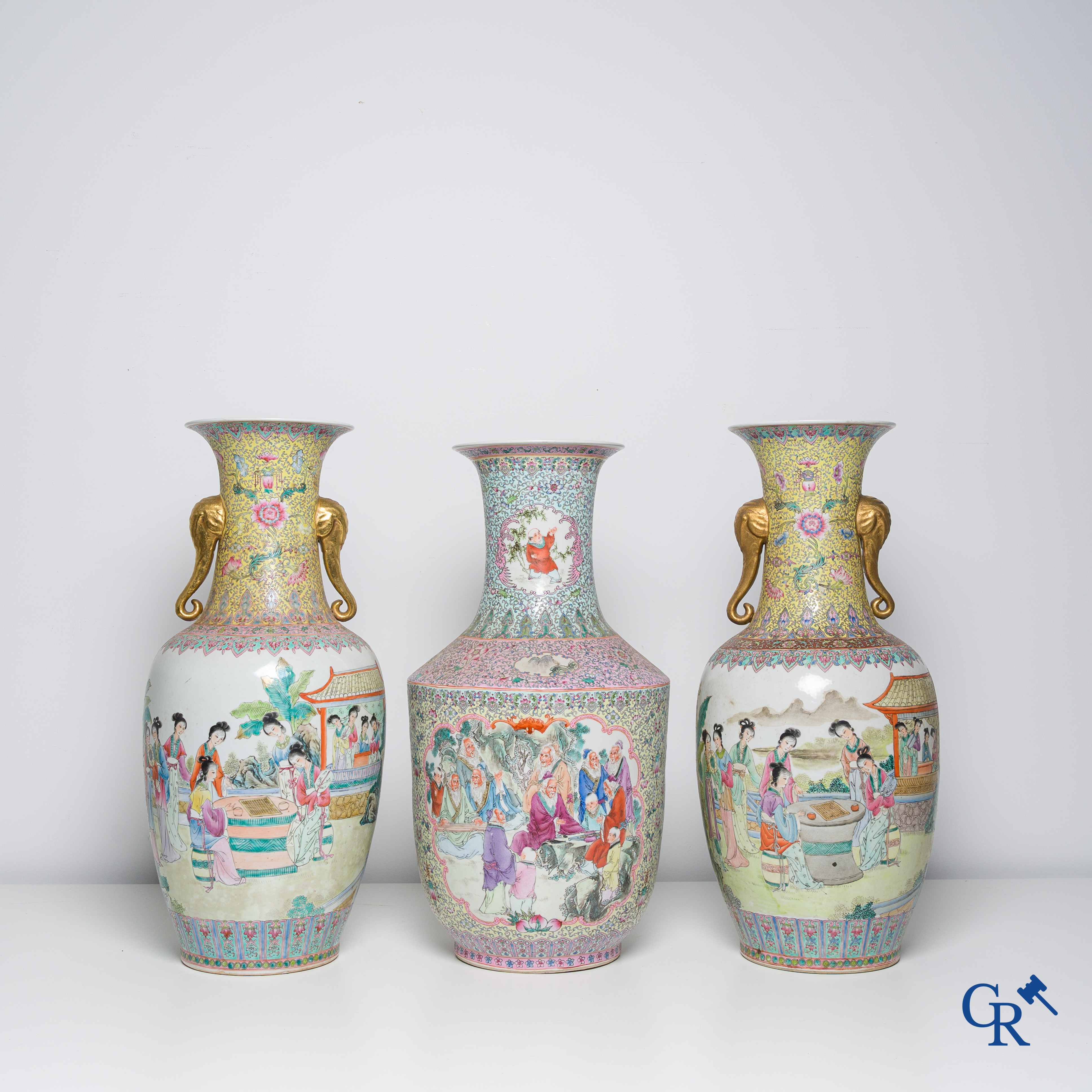 Aziatica, een kavel van 7 Chinese famille rose vazen, 20ste eeuw.