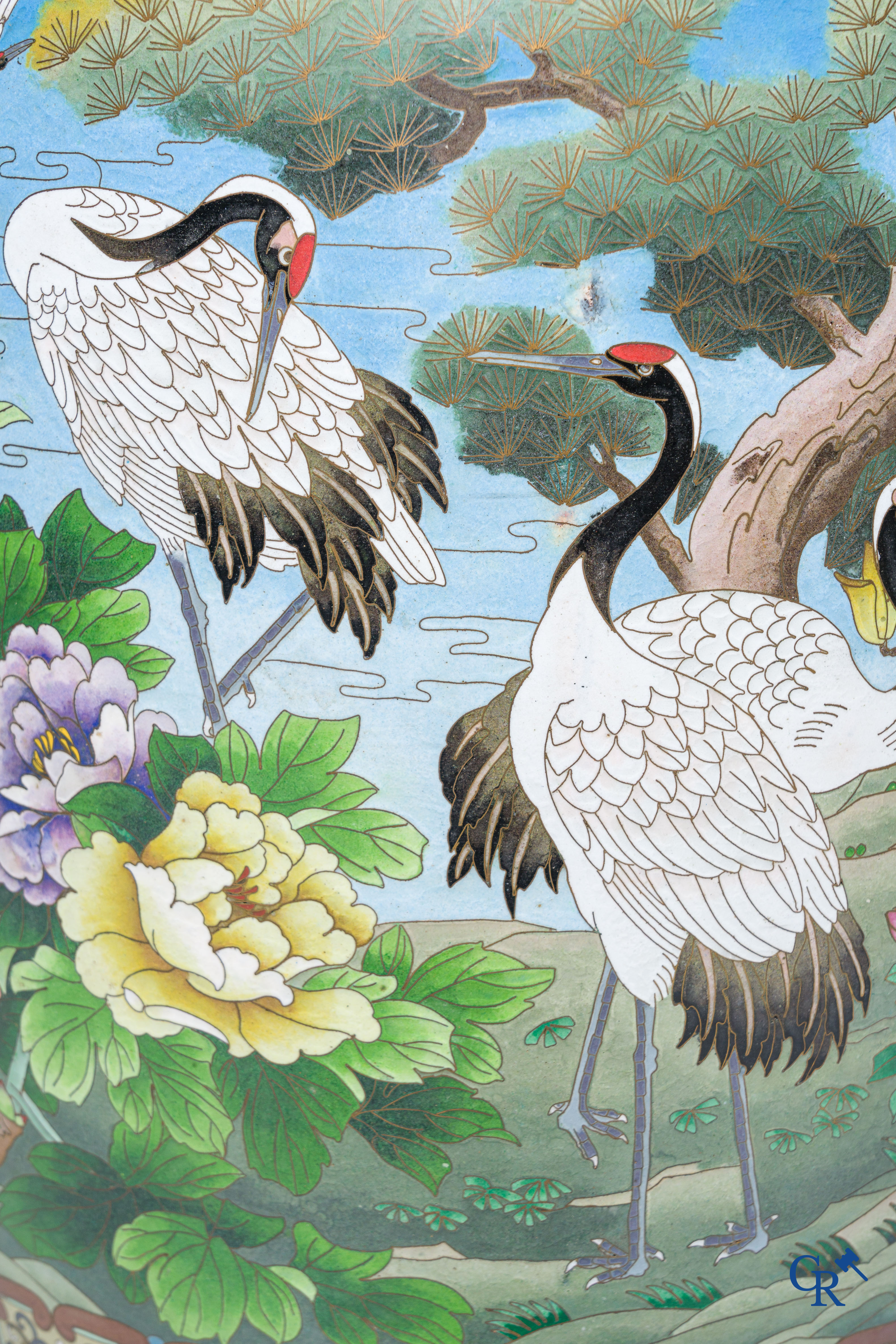 Aziatica, een imposant paar cloisonné vazen met kraanvogels. 20ste eeuw.