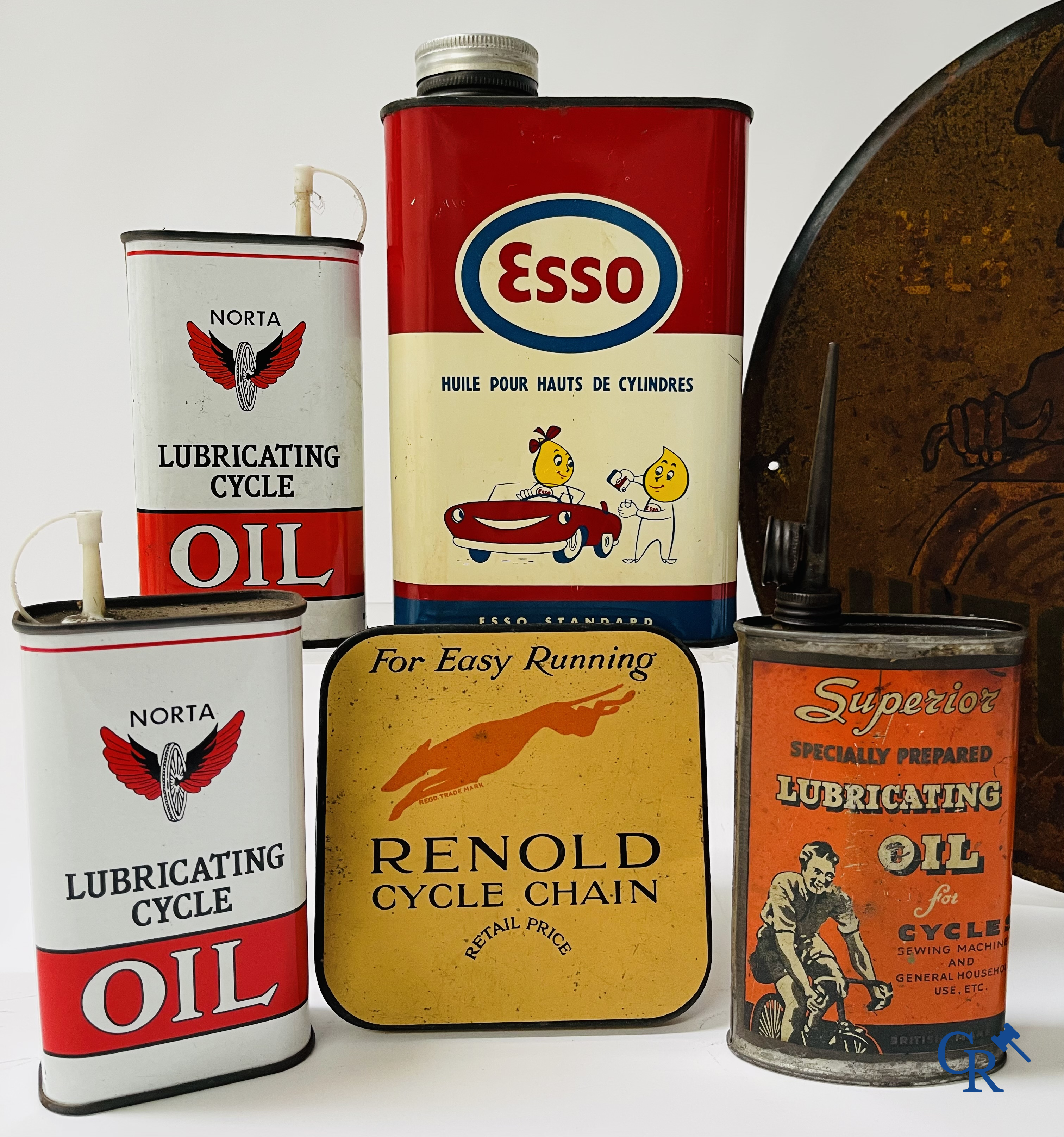 Lot olieblikken en publiciteit voor fietsen en motorfietsen. Norta, Hutchinson, Esso, Renold, etc.<br />
