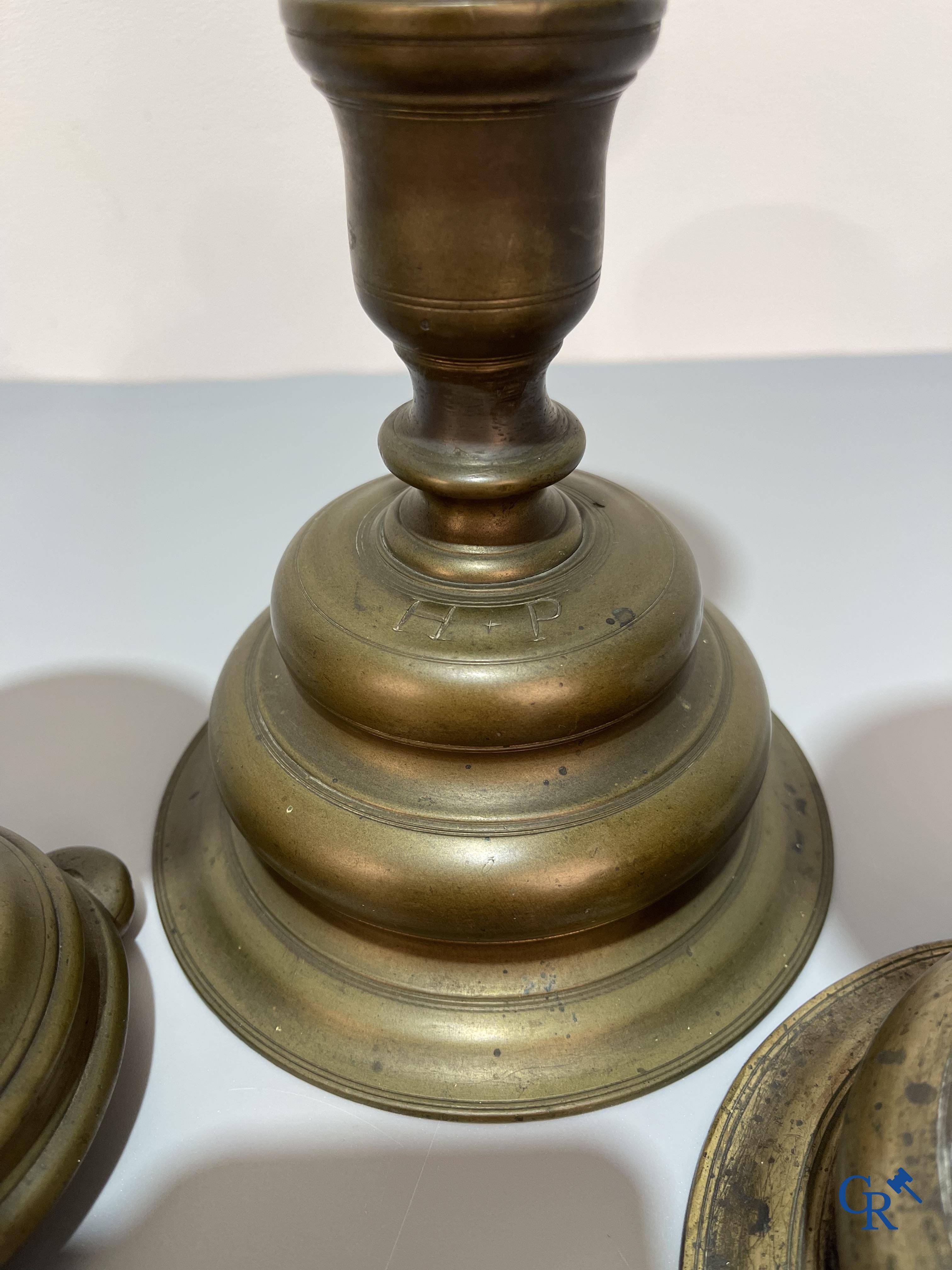 Un lot avec plusieurs chandeliers en bronze. 17ème/18ème/19ème siècle.