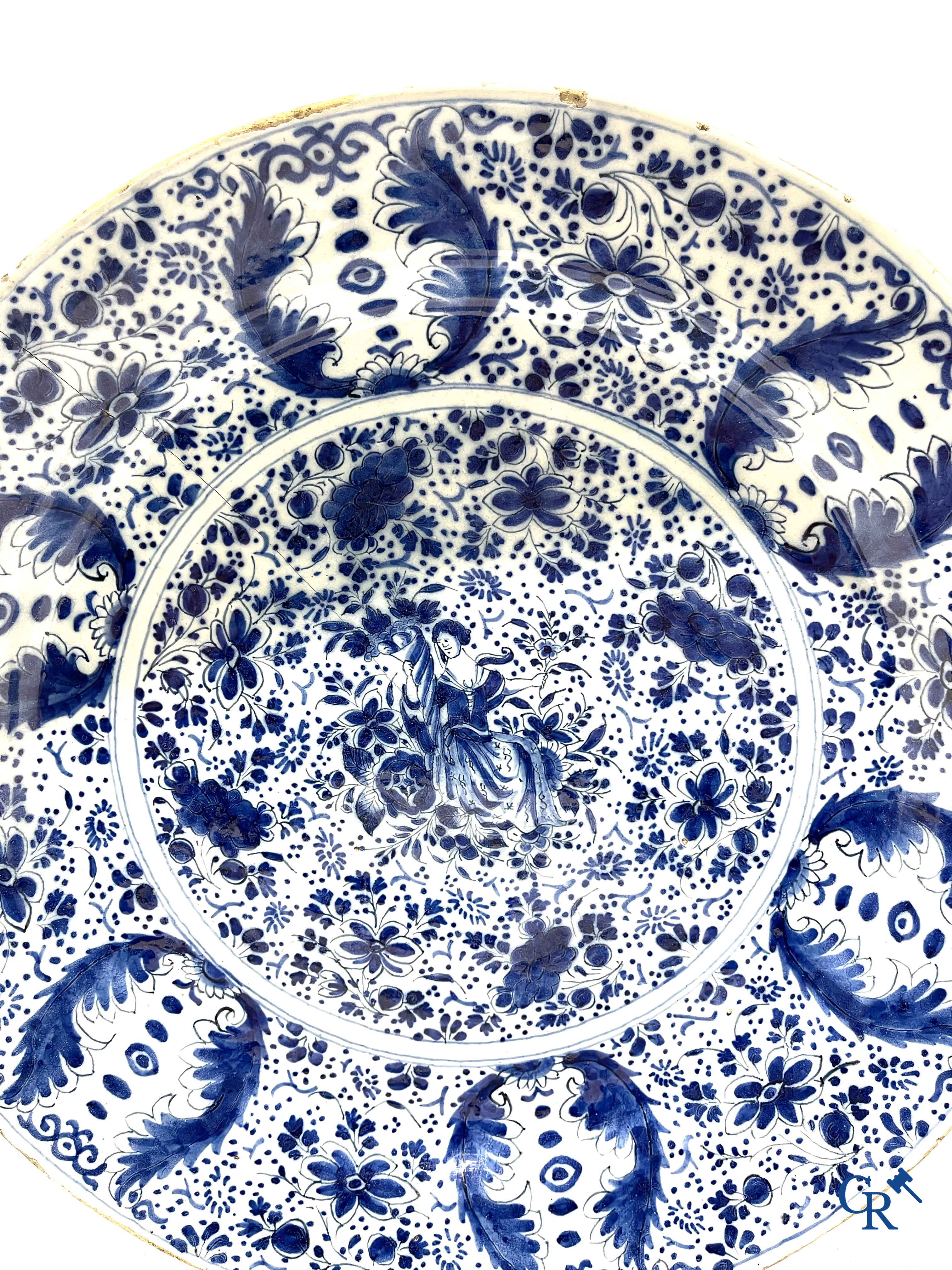 2 grands plats en faience de Delft et une lanterne en cuivre. XVIIIe siècle.