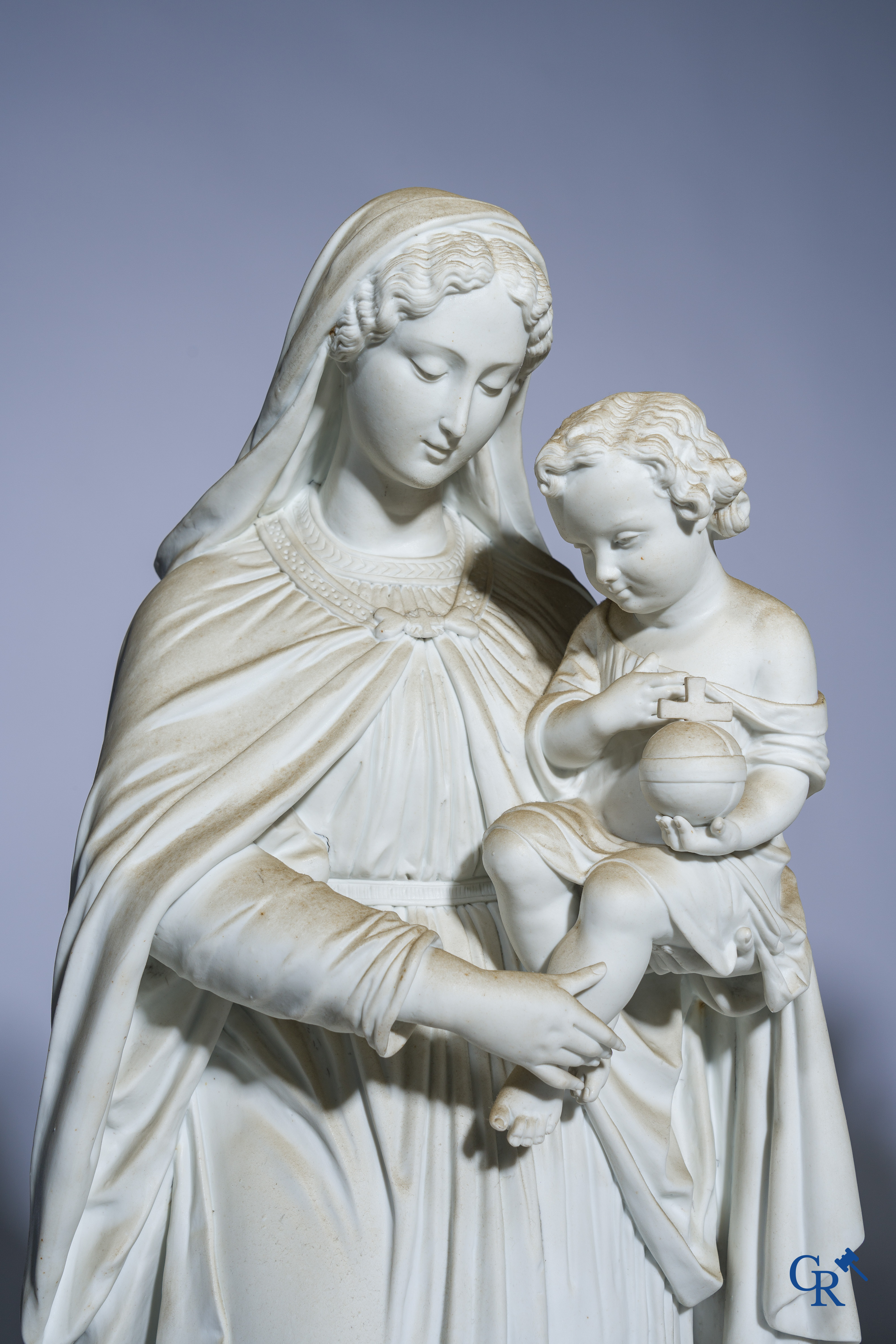 Religieuze objecten, een paar imposante beelden in witte biscuit op een losse sokkel. 19e eeuw.