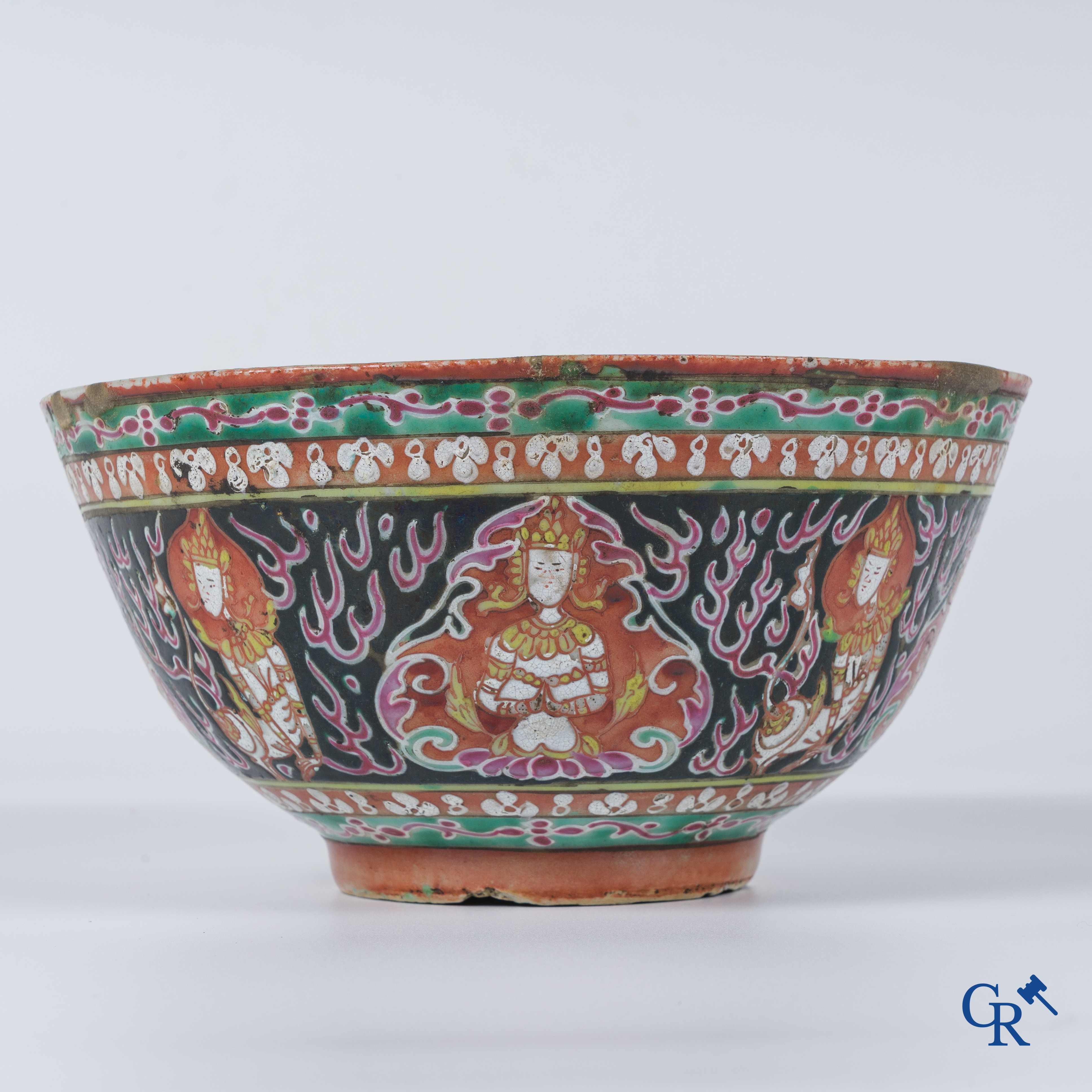 Een Chinese kom in Bencharong porselein. 19de eeuw.