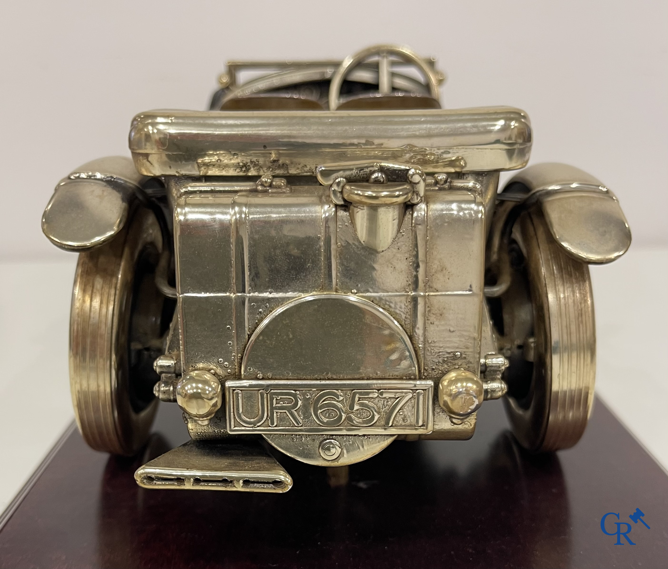 Bentley, een uitzonderlijk fijn gedetailleerd sterling zilveren 925°/00 schaalmodel van een 30 er jaren Bentley.