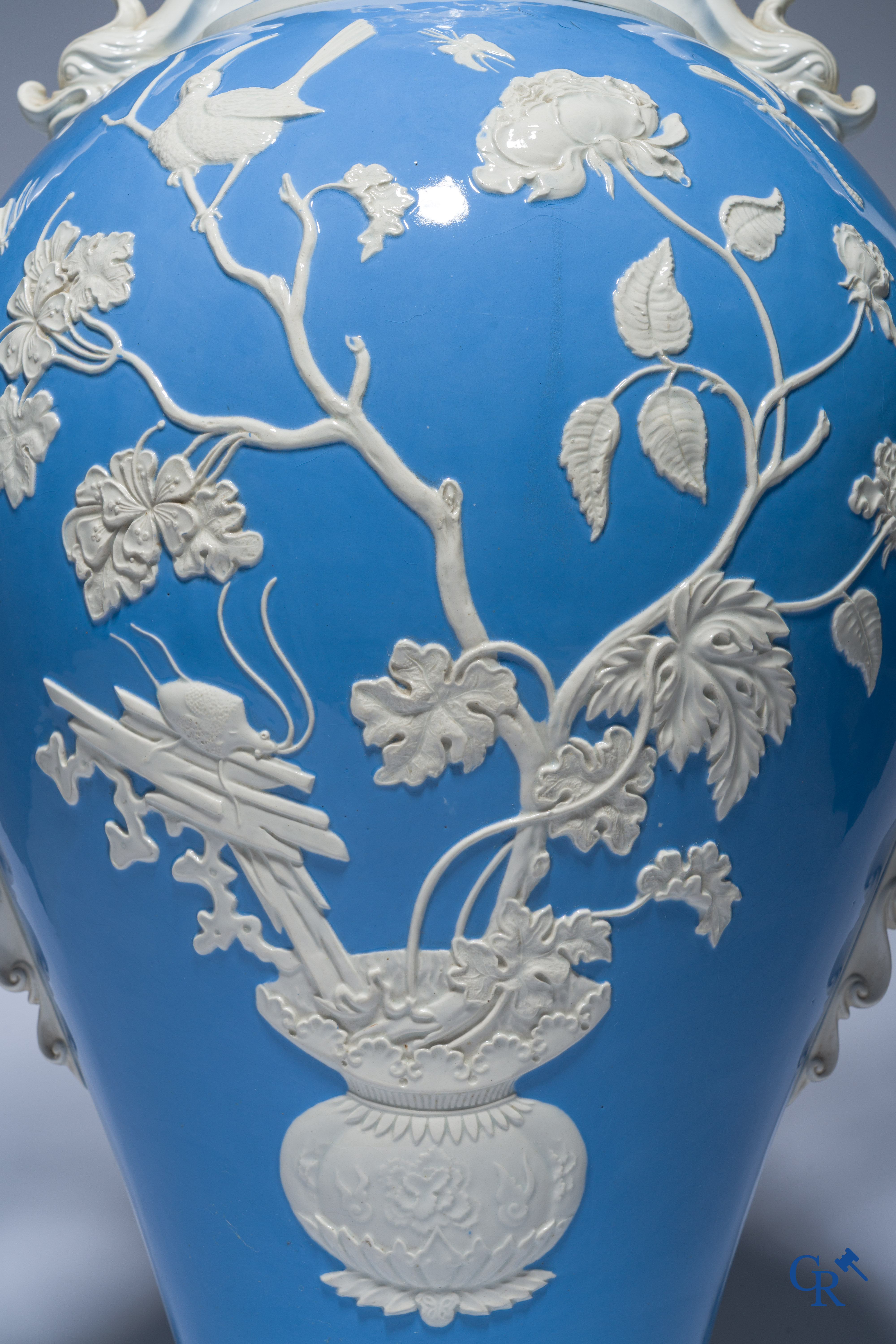 Exceptional and imposing vase in faience with an Asian decor. In the style of Wedgwood or Mintons. 19th century.