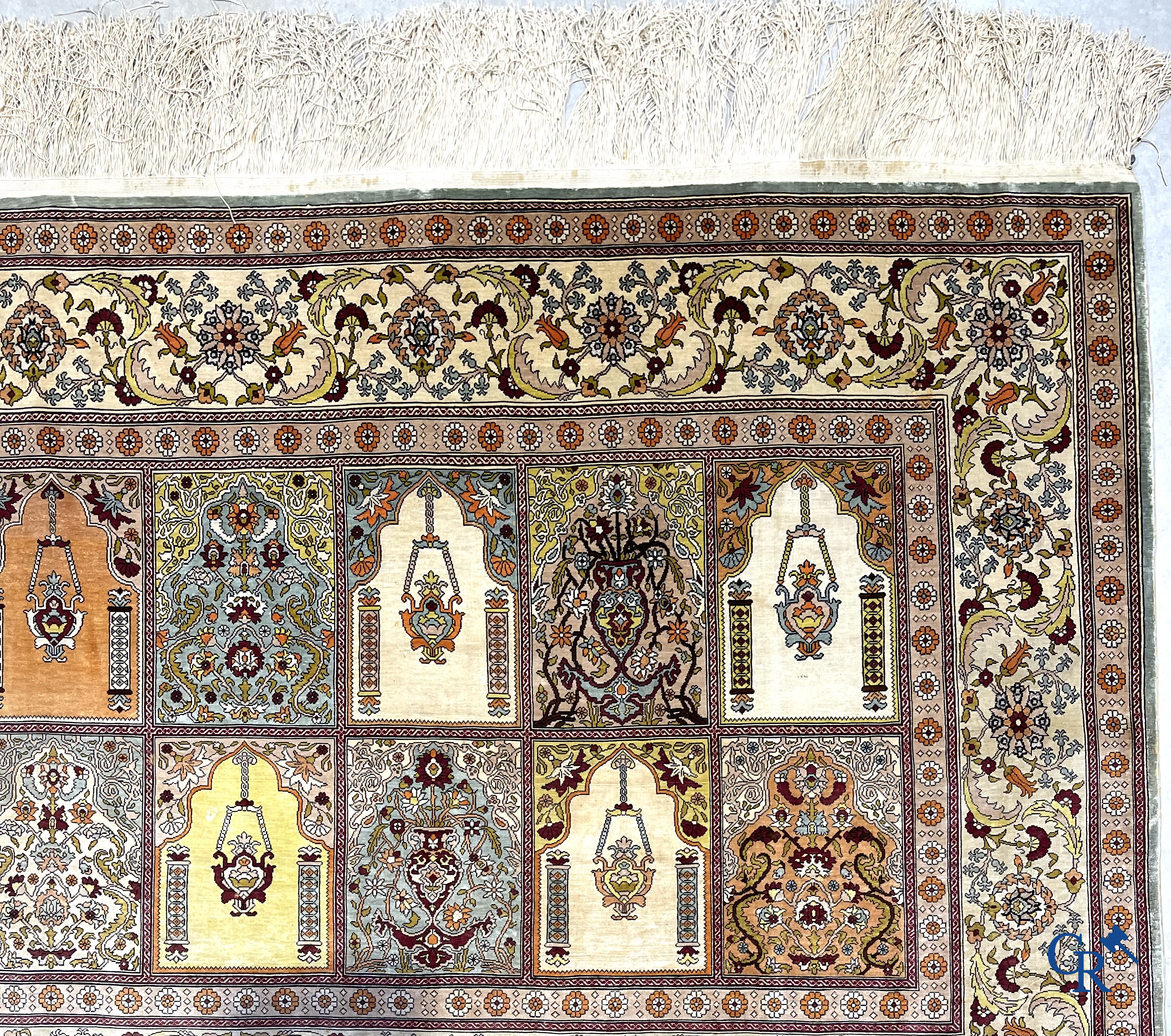 Oosterse tapijten. Een gesigneerd zijden tapijt met geometrisch motief.