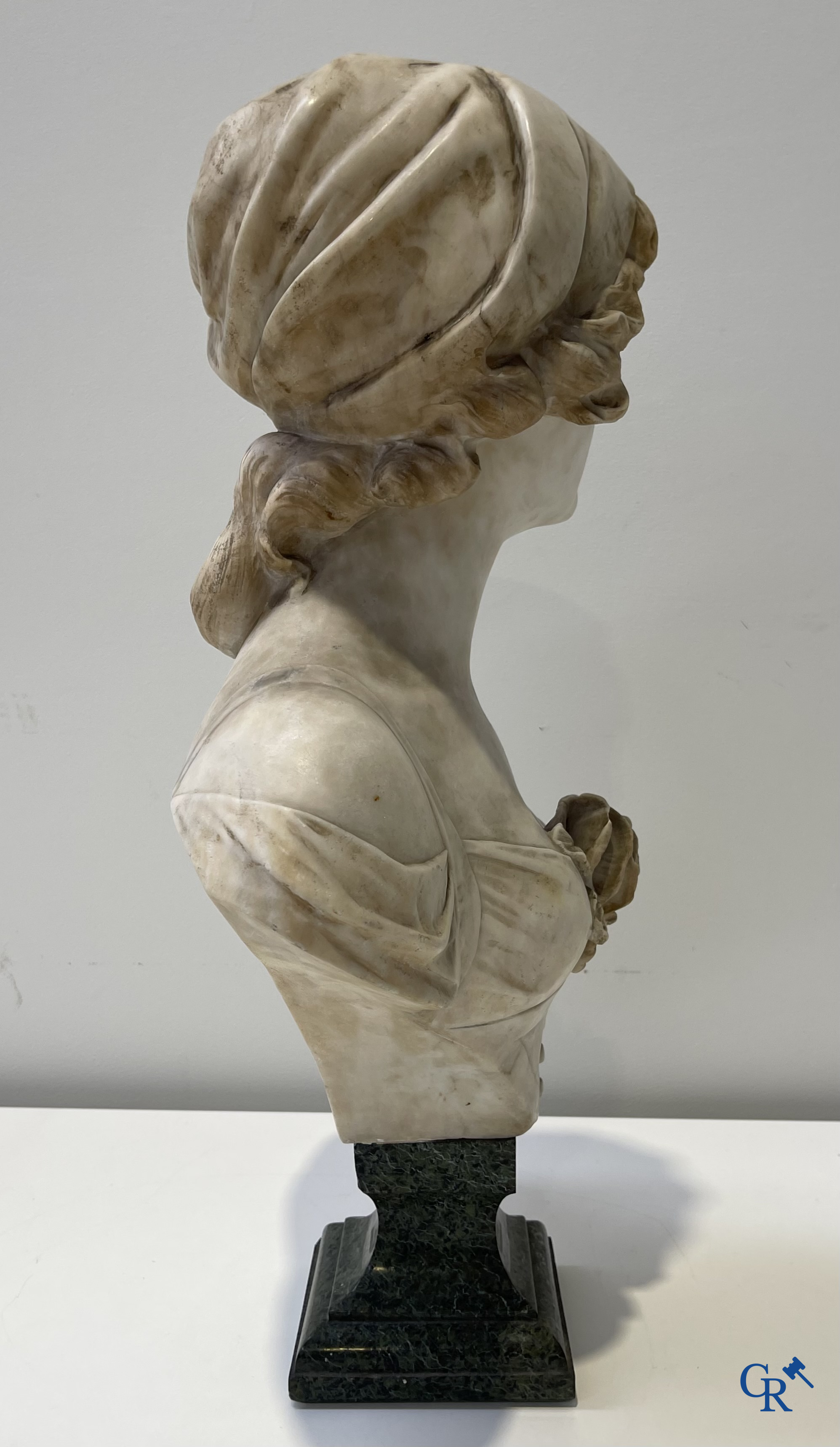 A. Cipriani. Un imposant buste en marbre sur un piédestal en marbre veiné vert. Période Art Déco.