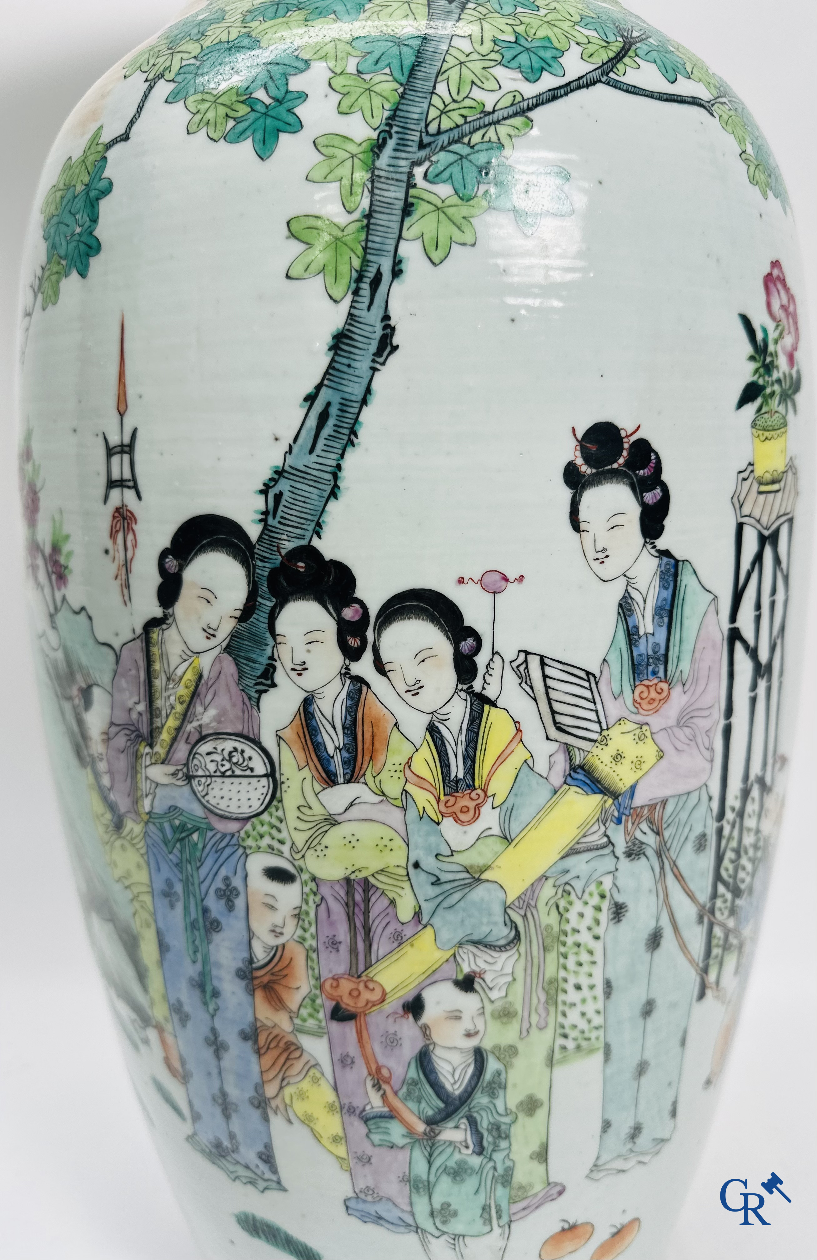Chinees Porselein: Chinese vaas met een dubbel decor van personages en antiquiteiten.