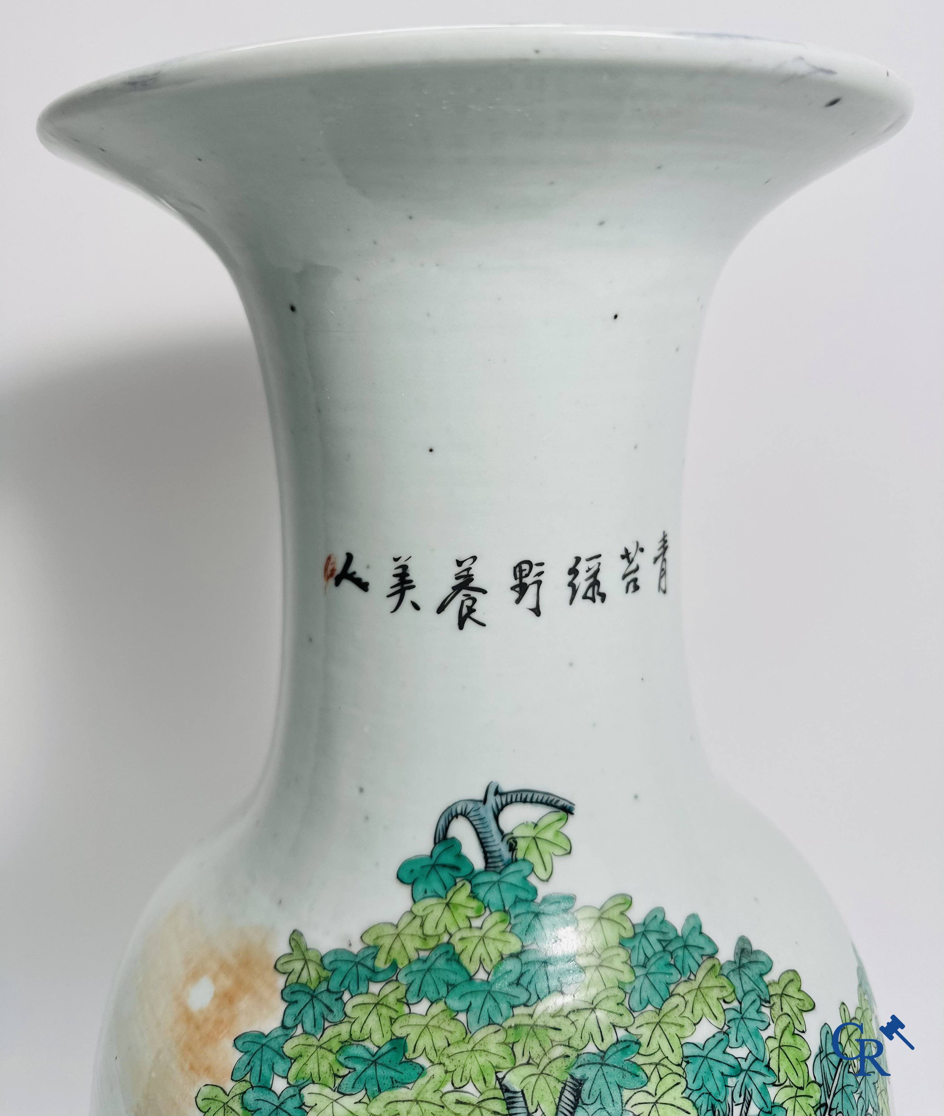 Chinees Porselein: Chinese vaas met een dubbel decor van personages en antiquiteiten.
