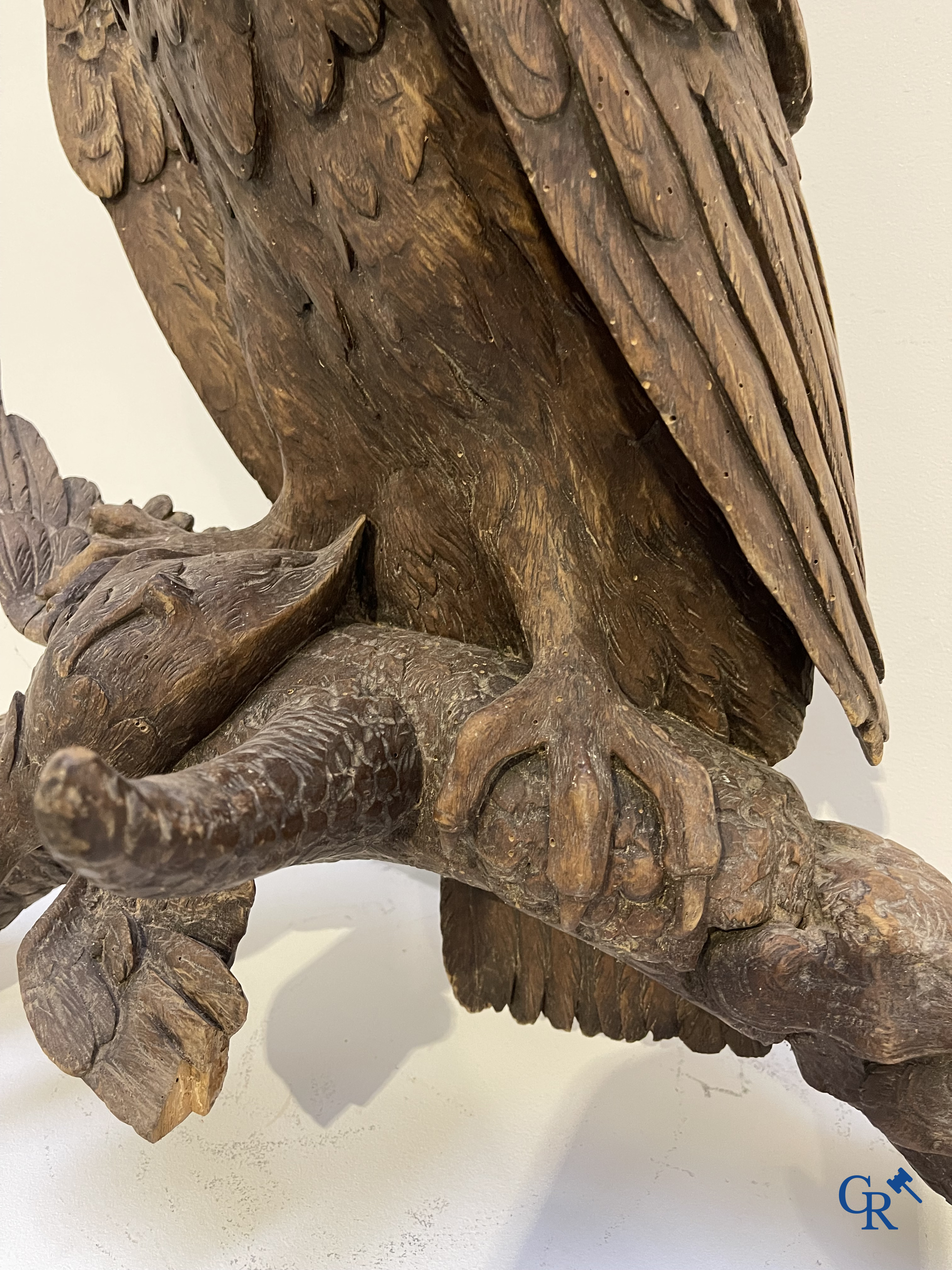 Zwarte Woud, een porte-manteau in zogenaamd "Black Forest" houtsnijwerk, een uil met prooi voorstellend. Eind 19e eeuw.