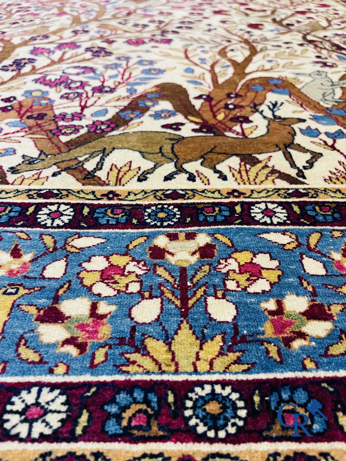 Tapis: Tapis ancien avec un décor d'animaux et d'oiseaux dans la forêt.