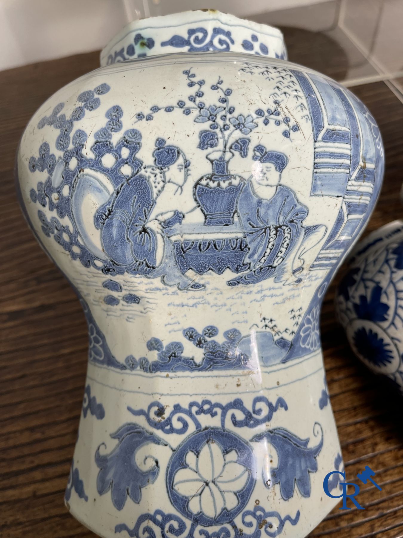Delft : 11 pièces en faïence bleu et blanc aux décors différents. XVIIe - XVIIIe siècle.