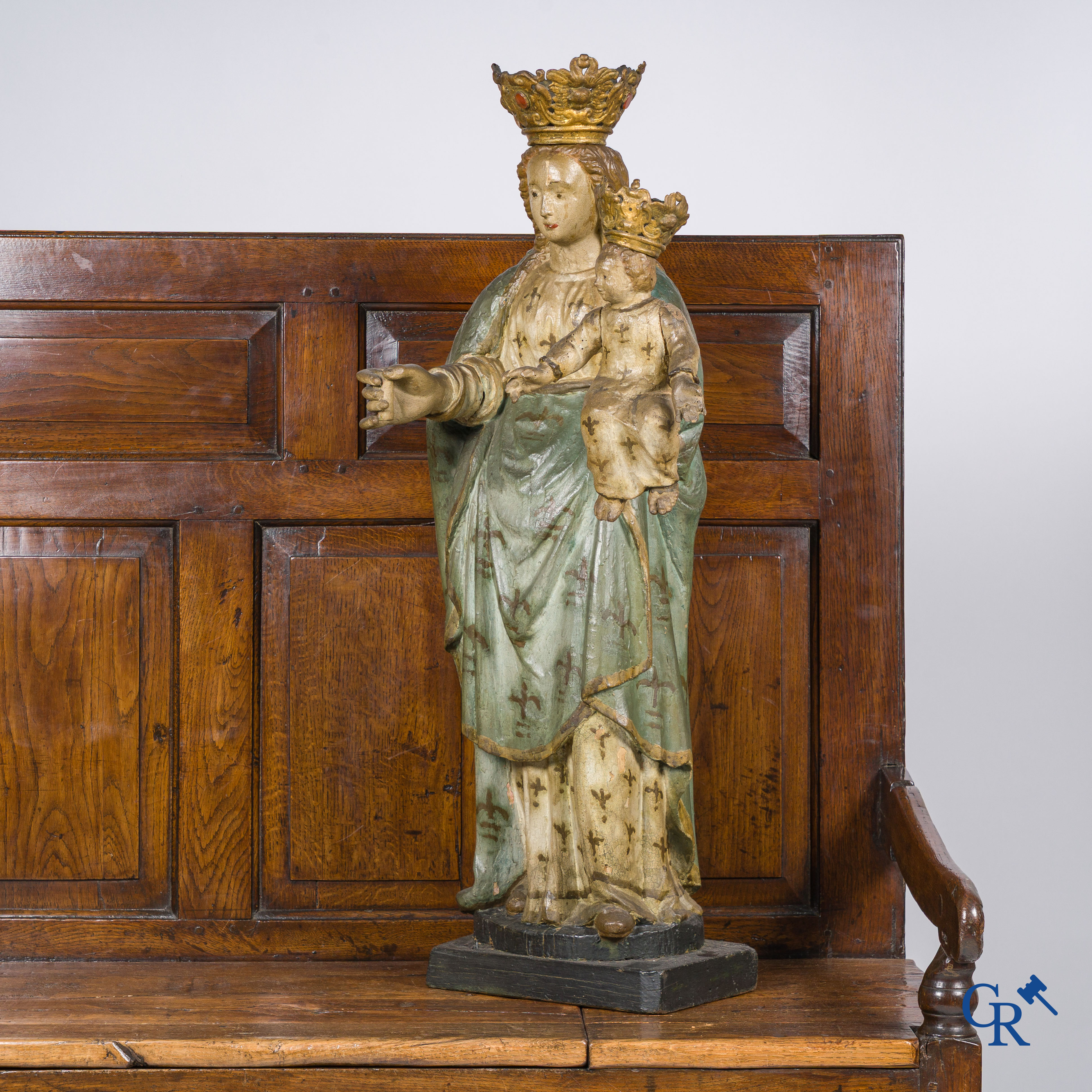 Houten gepolychromeerd Barok heiligbeeld van Maria met kind. De Kroon ingelegd met een amberachtig gesteente.
