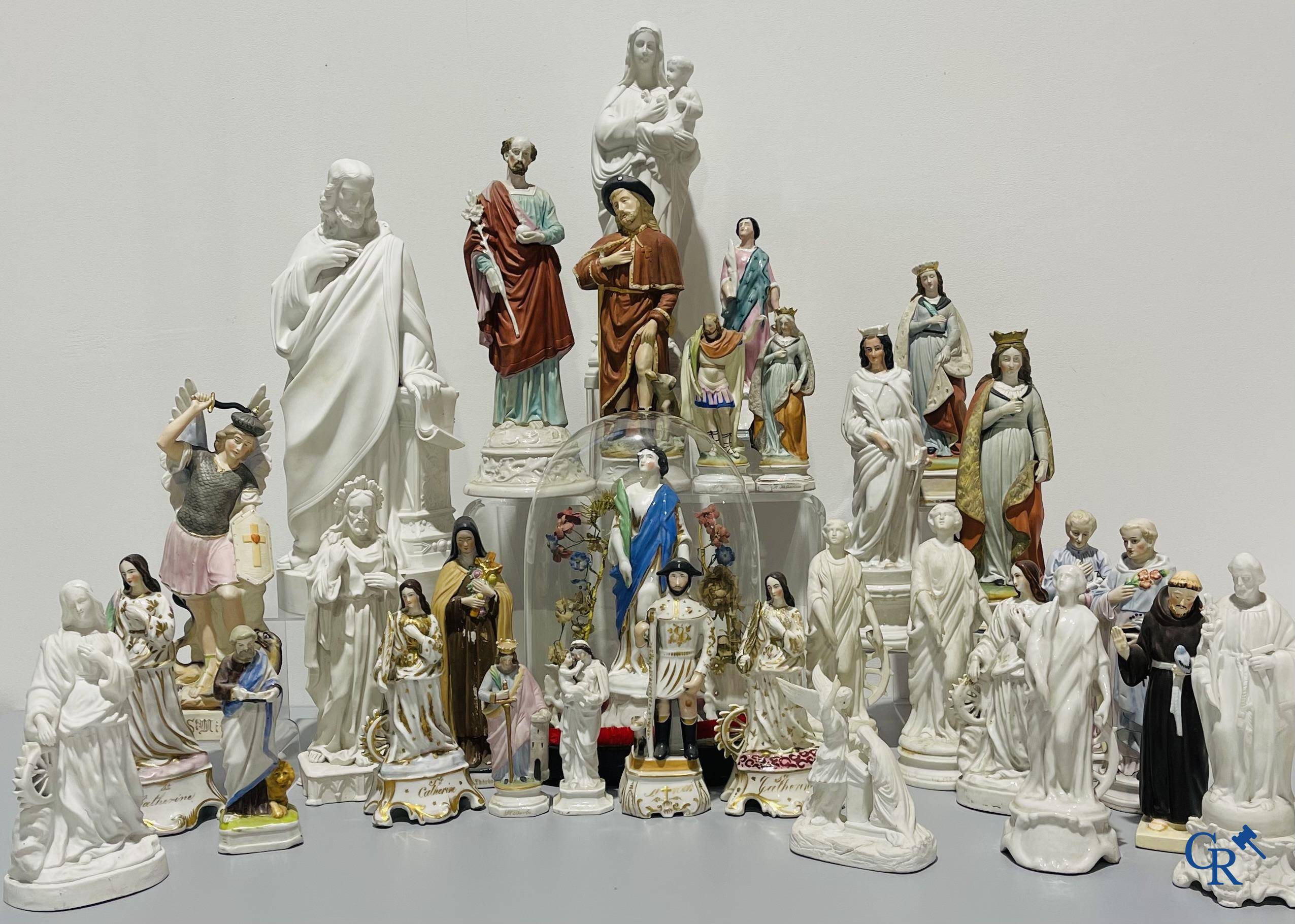 Objets religieux, Un grand nombre de statues réligieux en biscuit et en porcelaine.