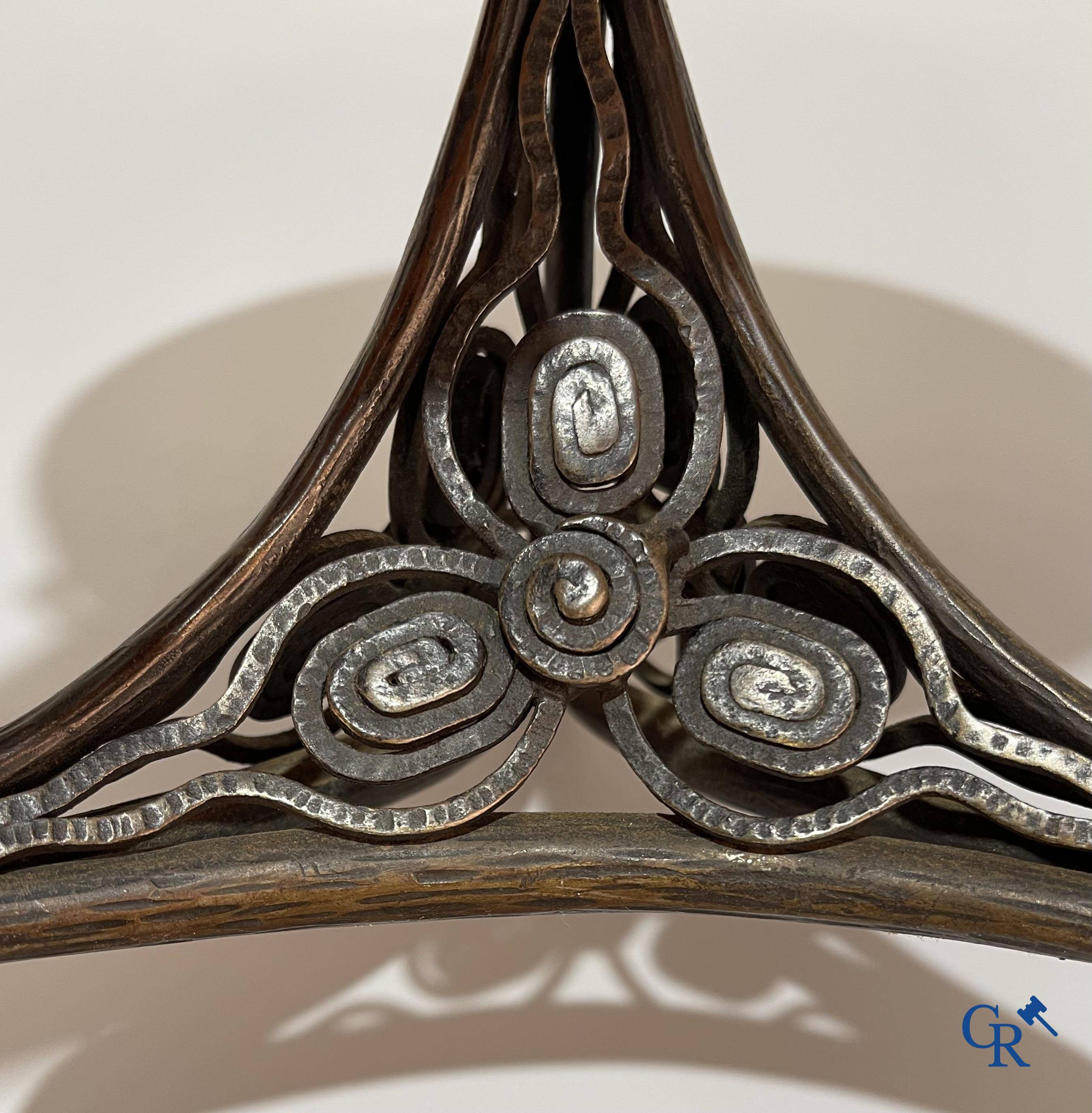 Camille Fauré (1874-1956), Un grand vide poche Art déco en cloisonne sur un pied en fer forgé finement martelé.