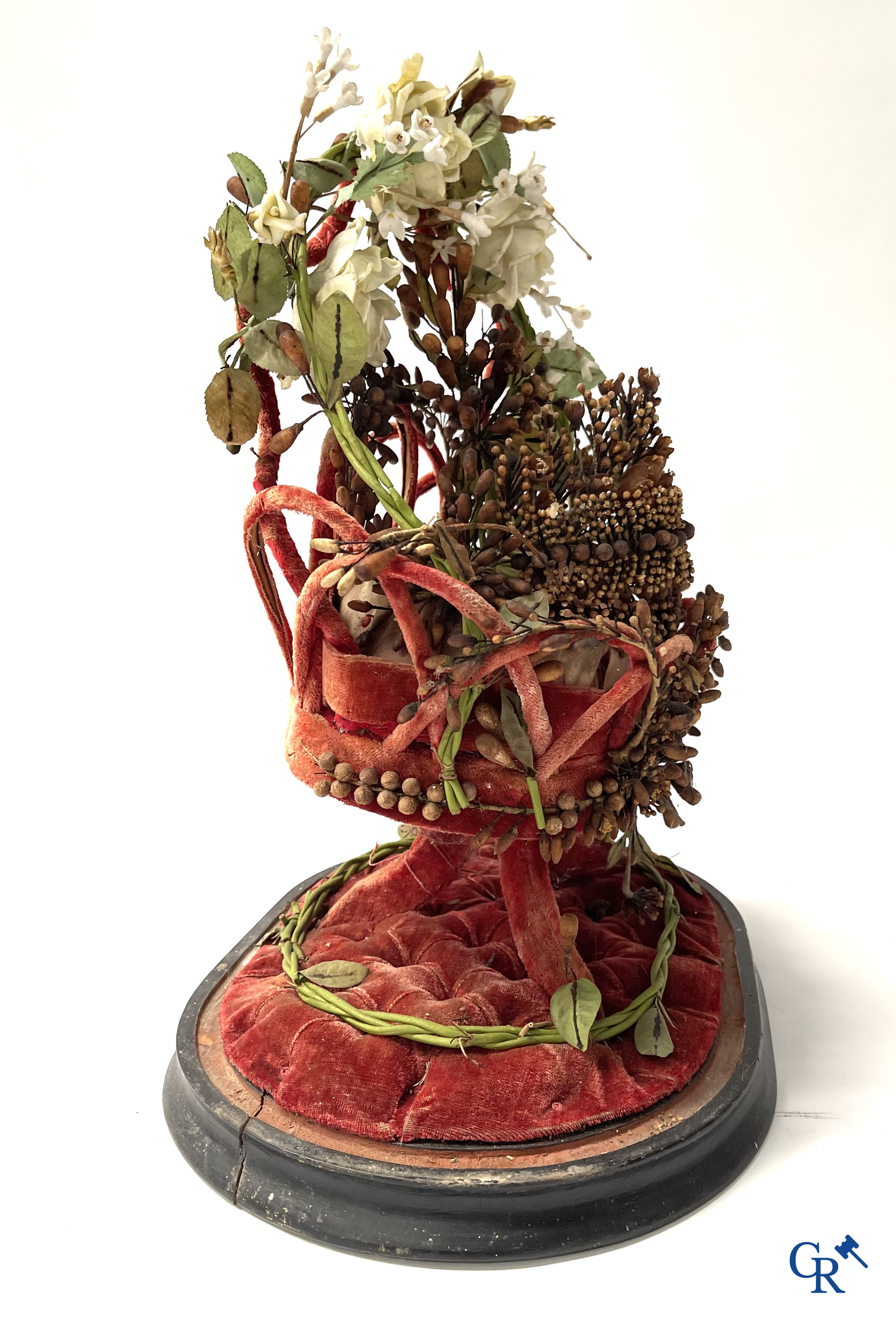 2 exceptional globes in glass with a wedding bouquet in basket shape, decorated with flowers in fine porcelain. Circa 1900.