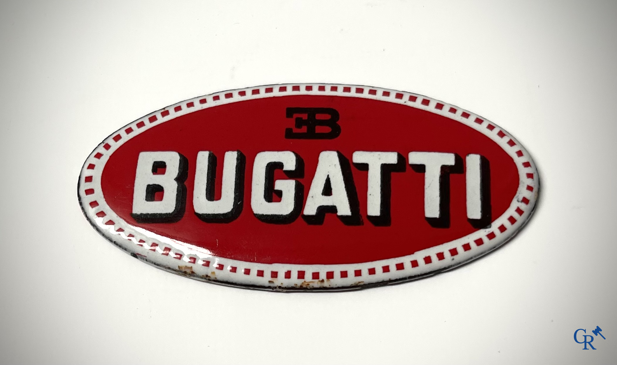 Automobilia. Bugatti, originele Bugatti "macaron" of grille teken in geëmailleerd metaal.