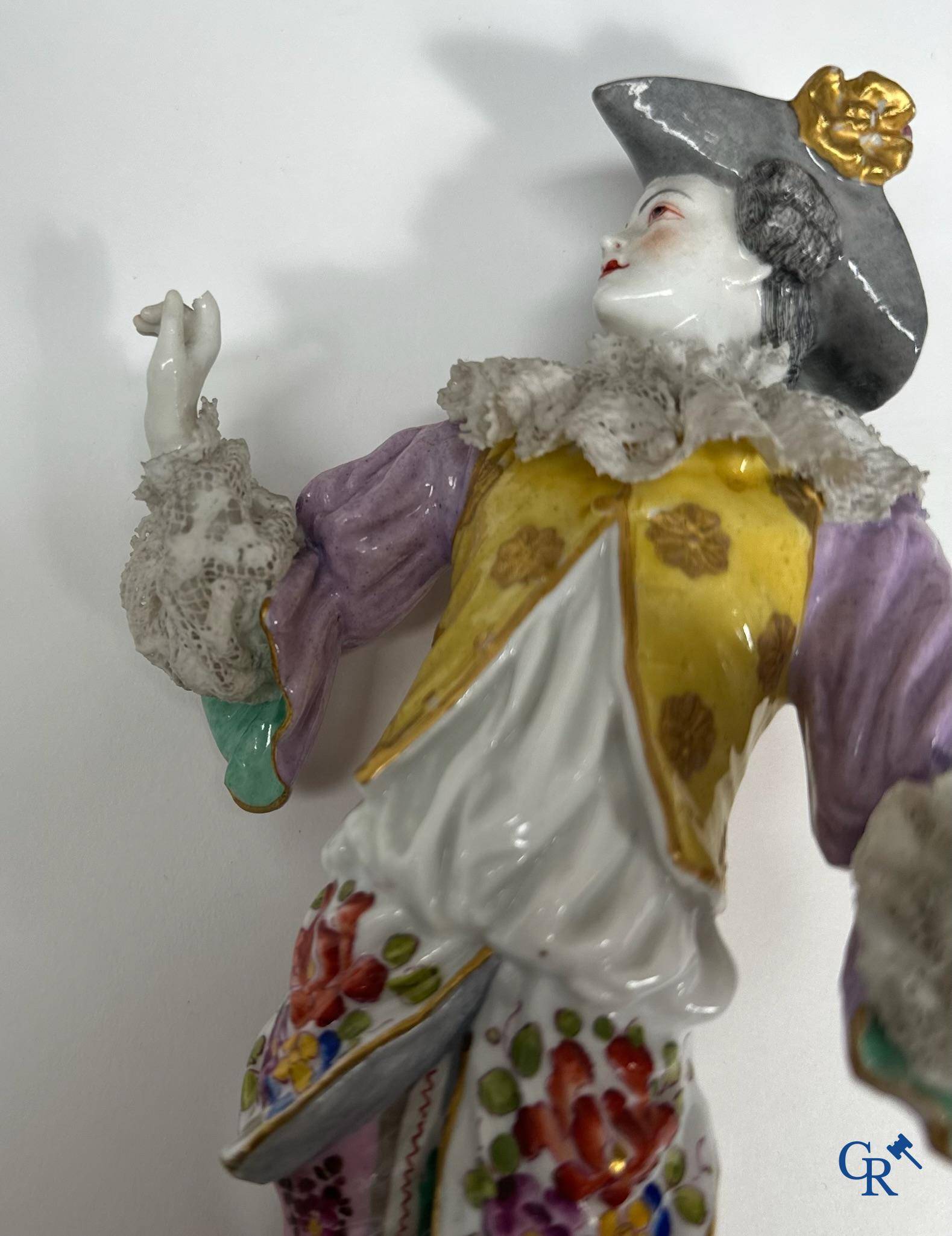 Porcelaine: 3 groupes en porcelaine polychrome dans le gout de Meissen. 19 ème.