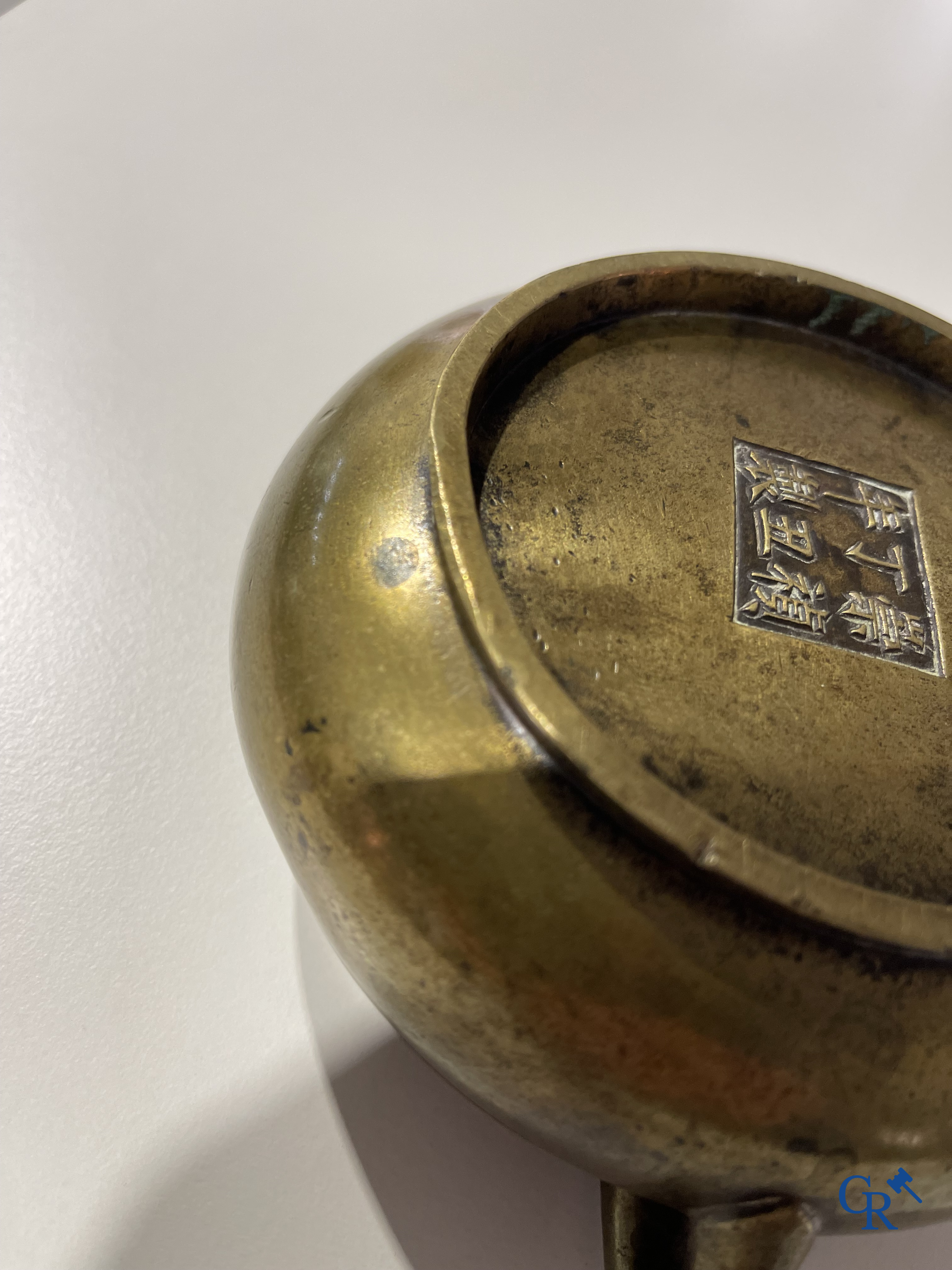 Aziatica, een Chinese bronzen wierookbrander. Chóngzhēn Dīngchǒu nián zhì 崇禎丁丑年製 mark, gedateerd 1637.